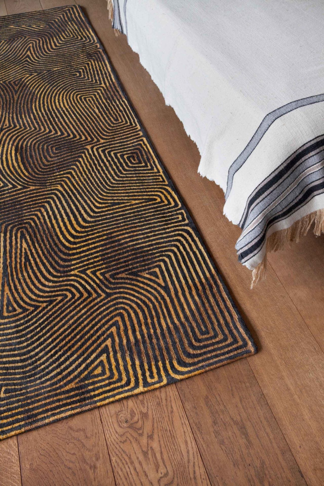 Korallen schwarzes Goldteppich schwarz und Gold