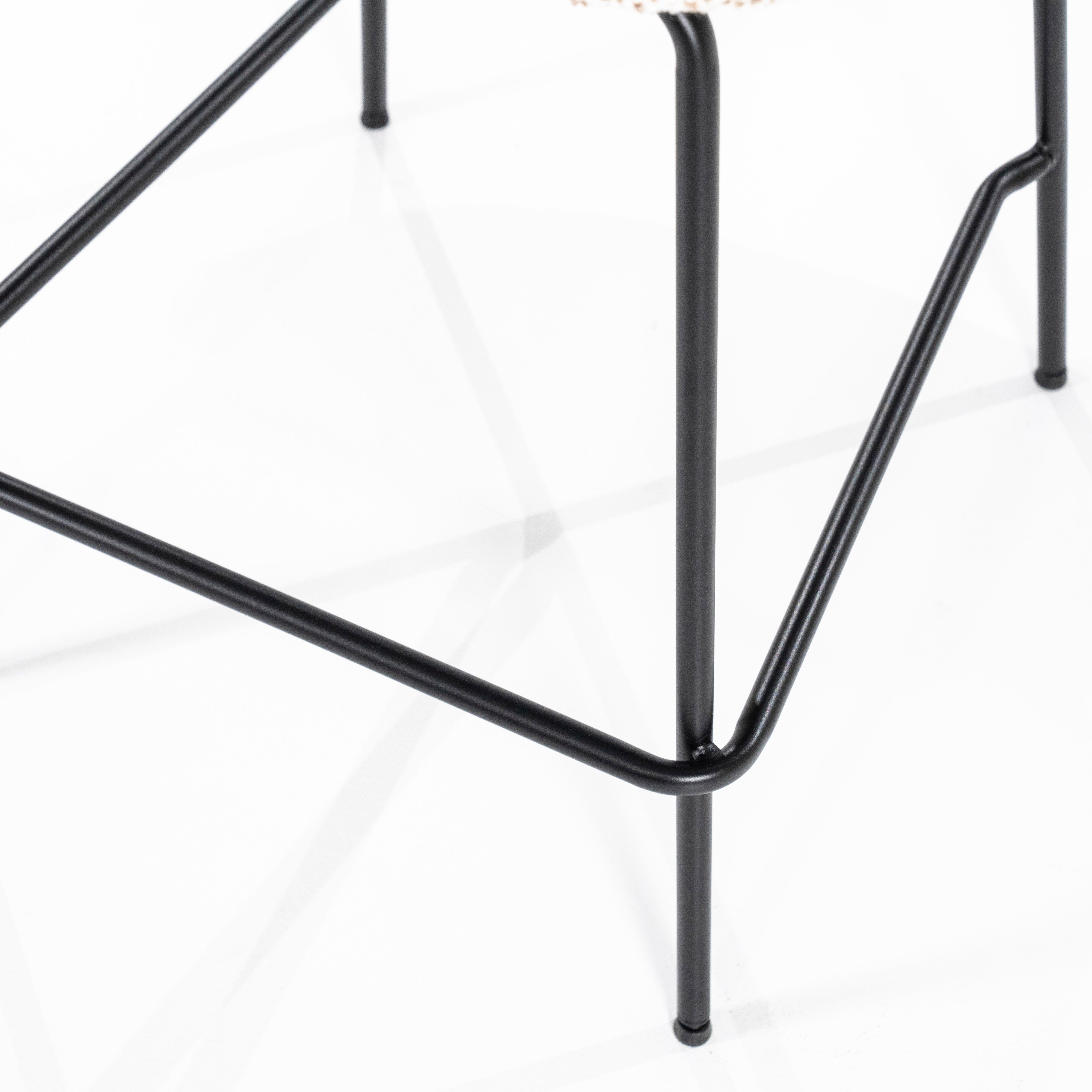 Hocker JON beige mit schwarzem Fuß