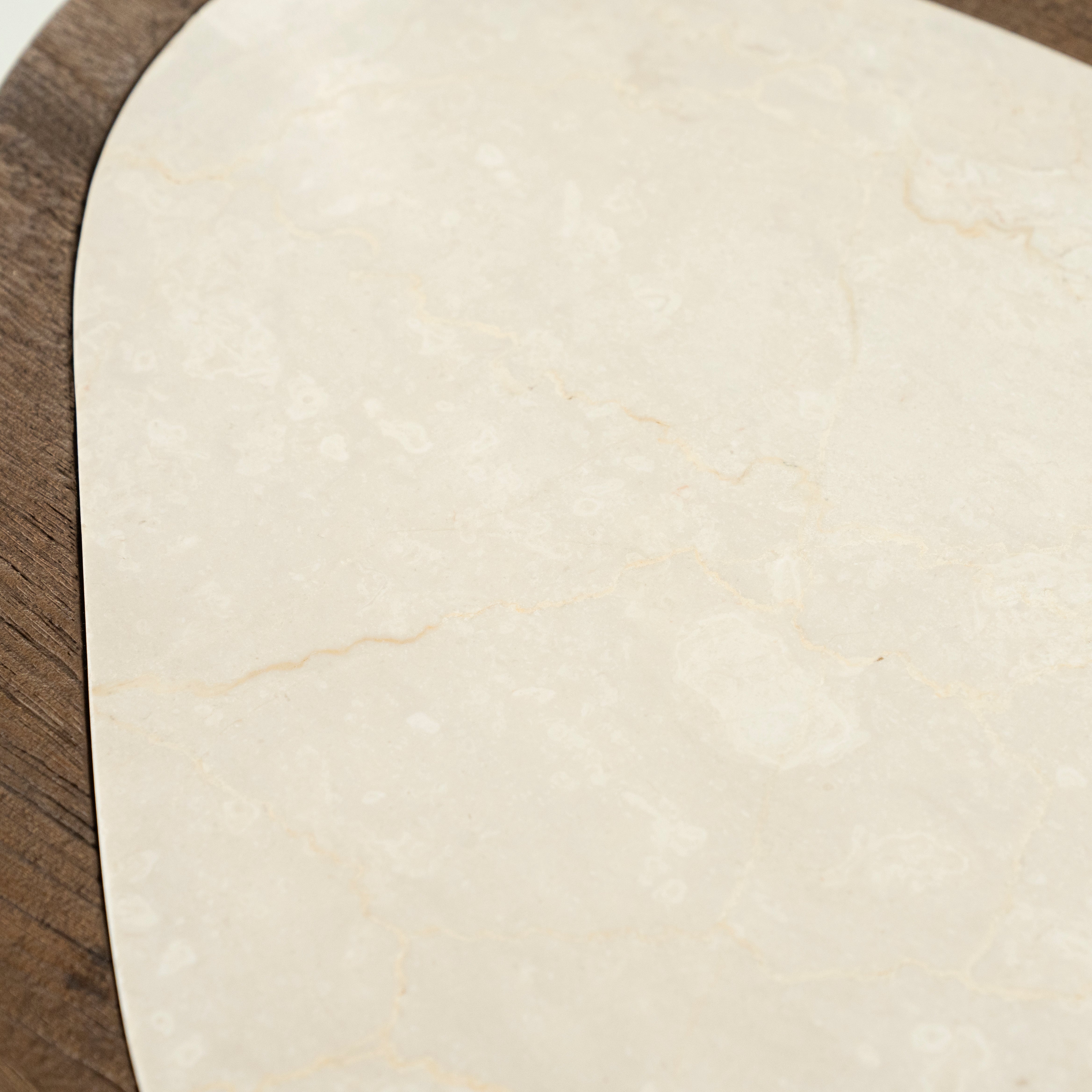 Stolik boczny FRED kremowy marmur z drewnianą podstawą