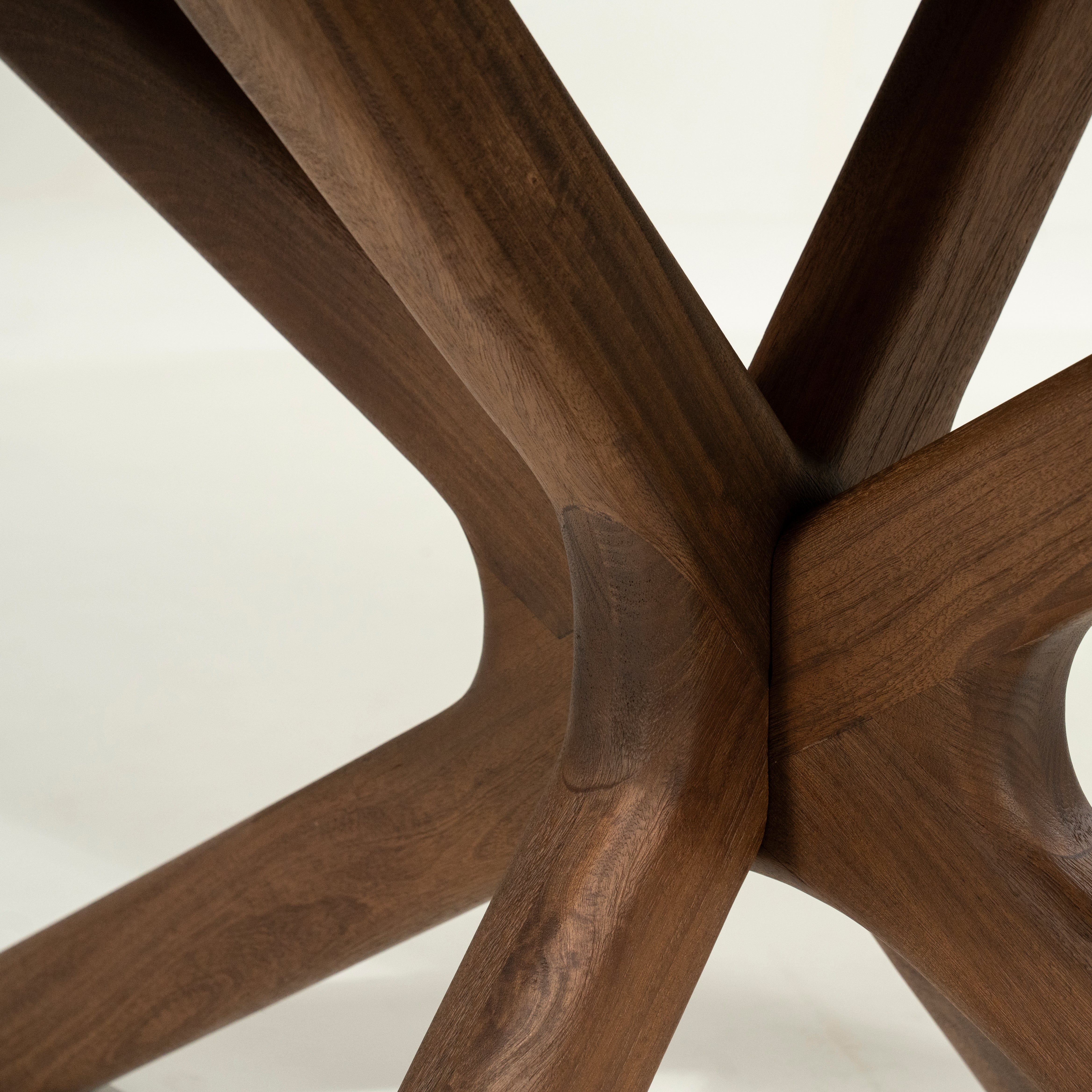 Ovaler Tisch TYCHO dunkles Mangoholz