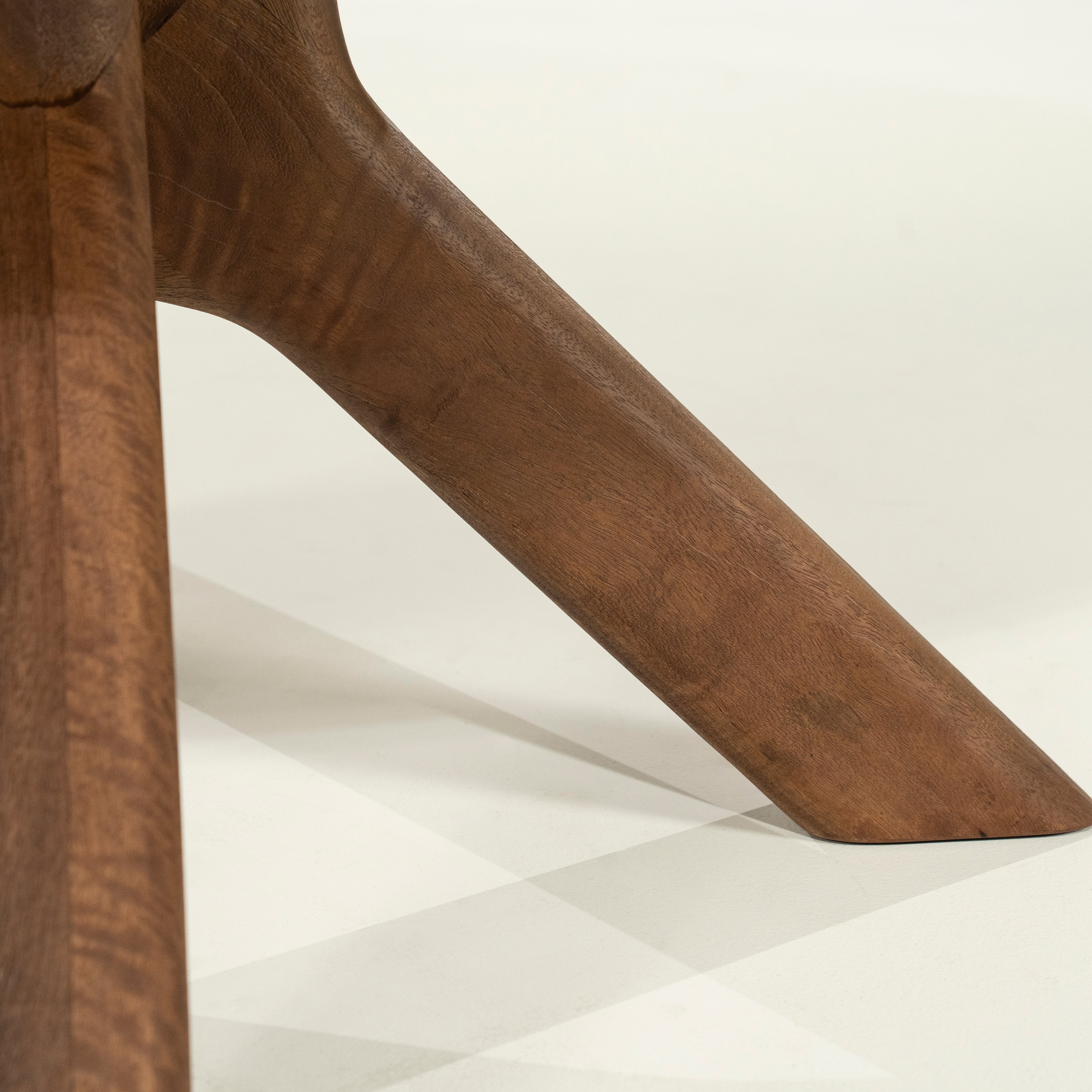 Runder Tisch TYCHO aus dunklem Mangoholz