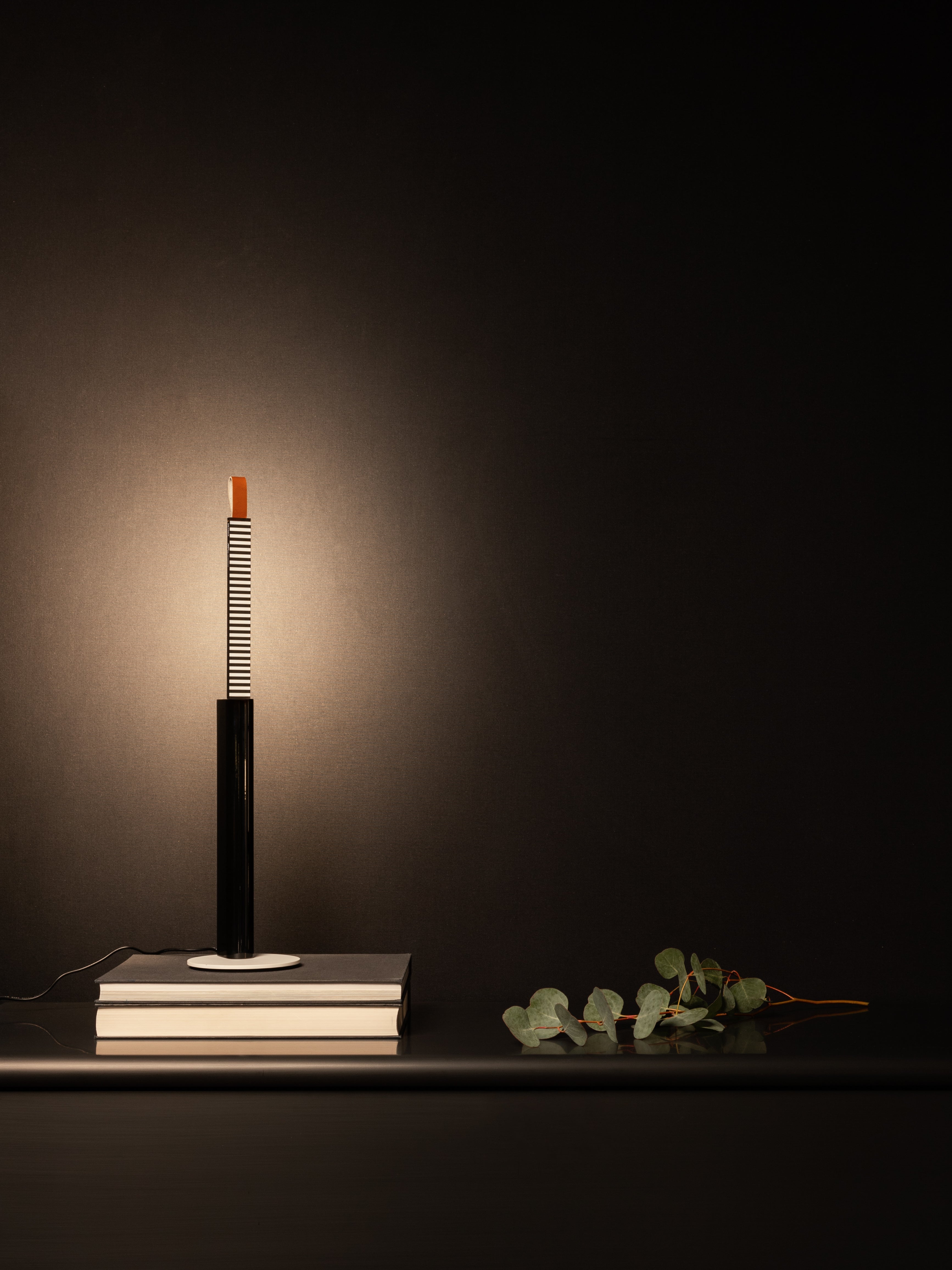 METRICA table lamp in glossy black