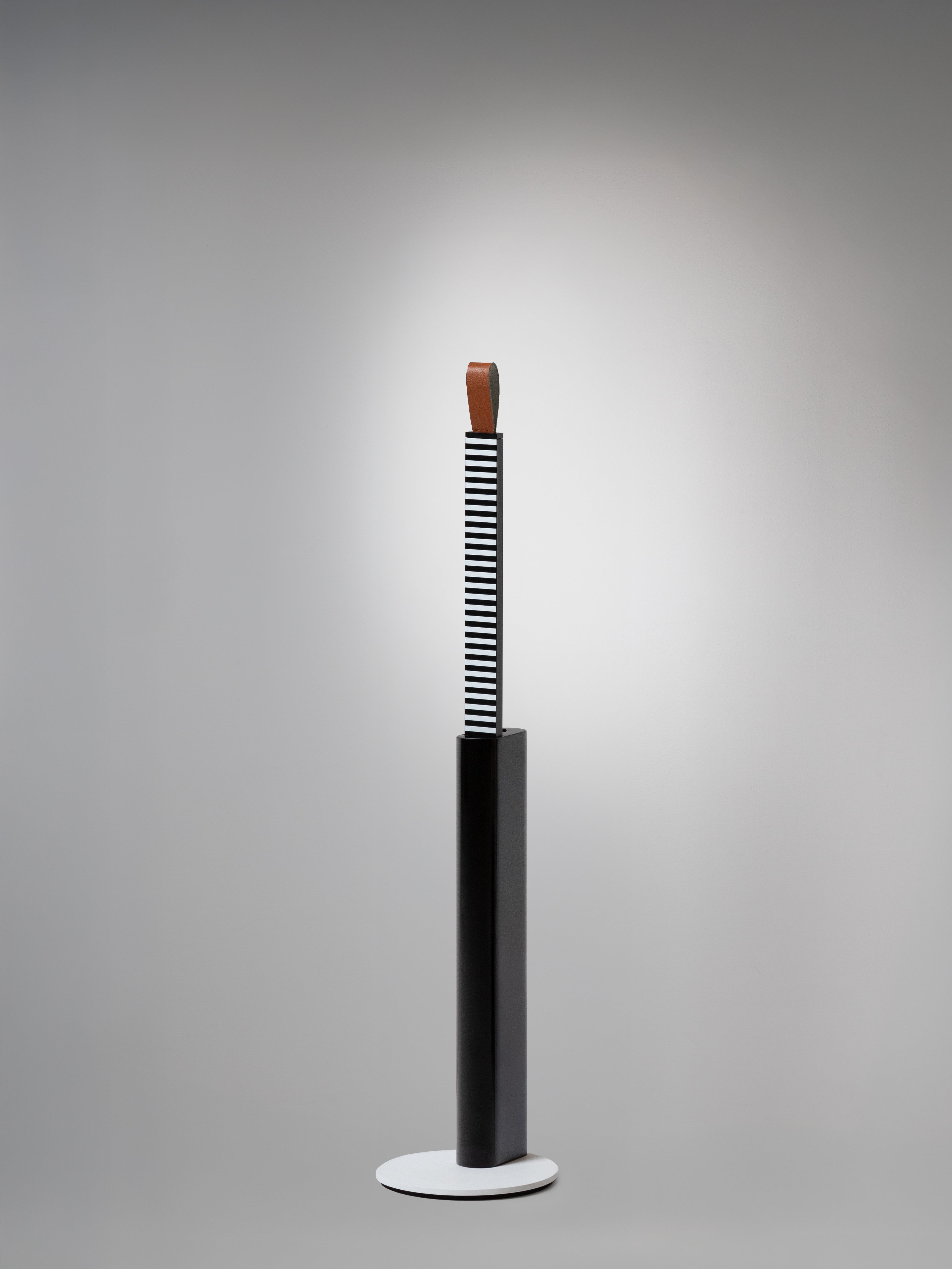 METRICA table lamp in glossy black