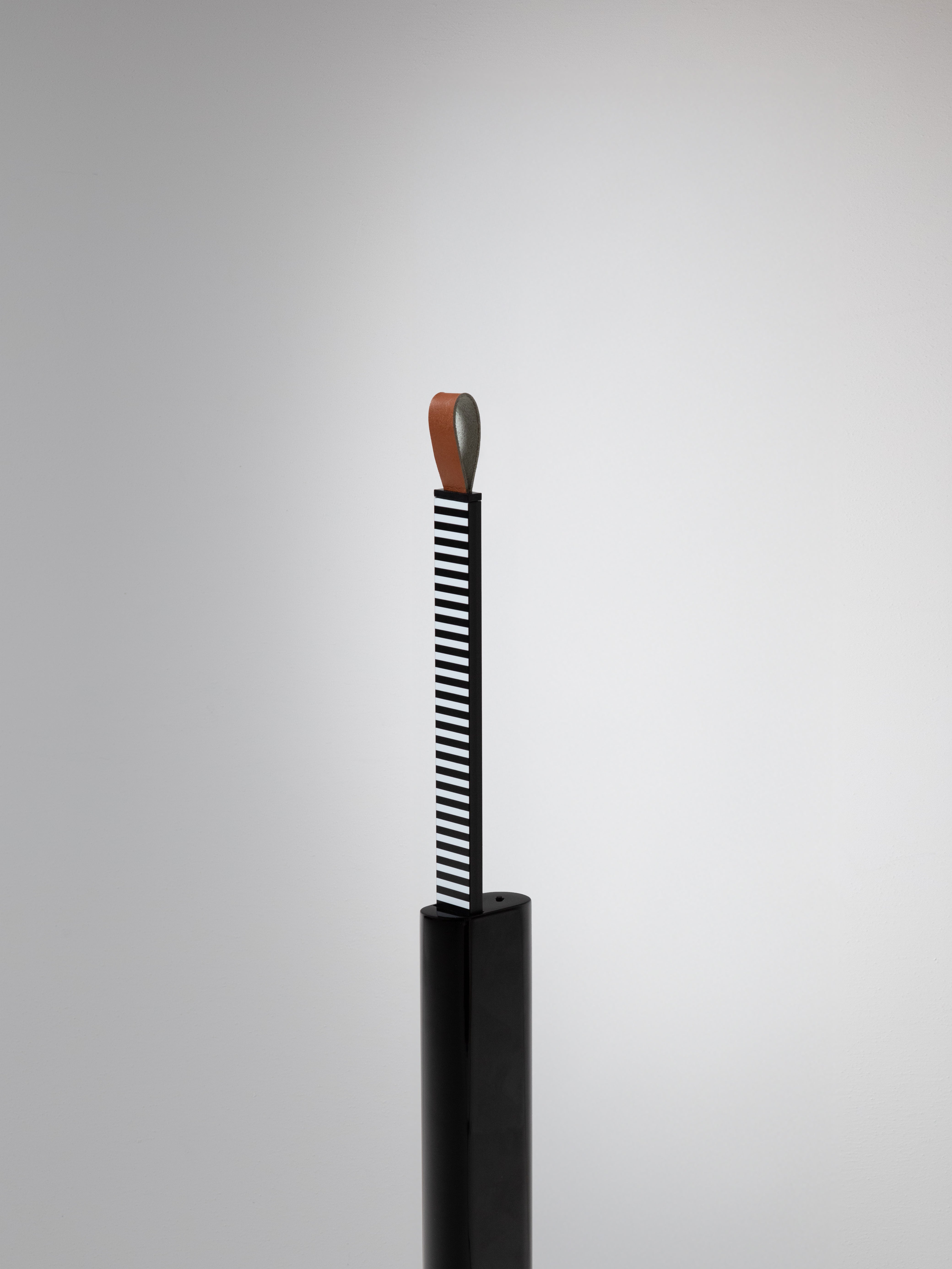 METRICA table lamp in glossy black