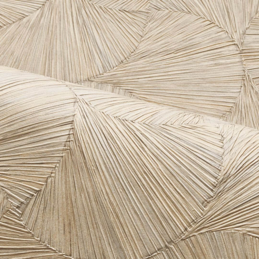 Geometrische Strukturtapete mit pflanzlichem Motiv von LOMBOK - Travertin Beige