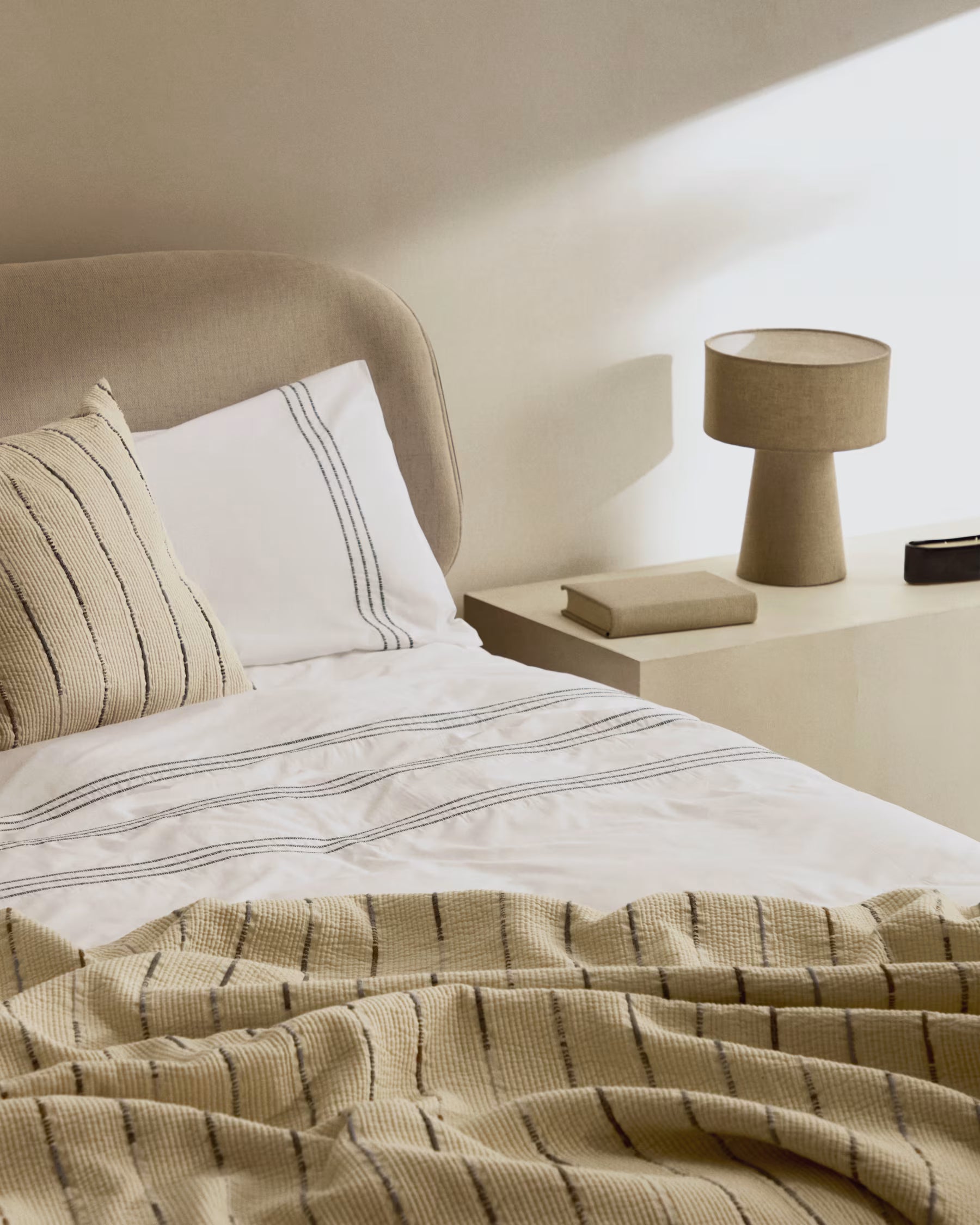 OCTAVIA bed with ash veneer and white headboard