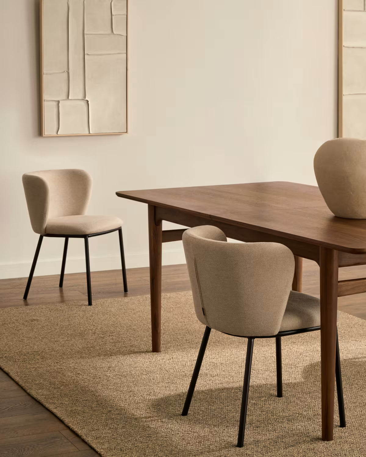 A chair in the ciselia beige szenil fabric with a black base