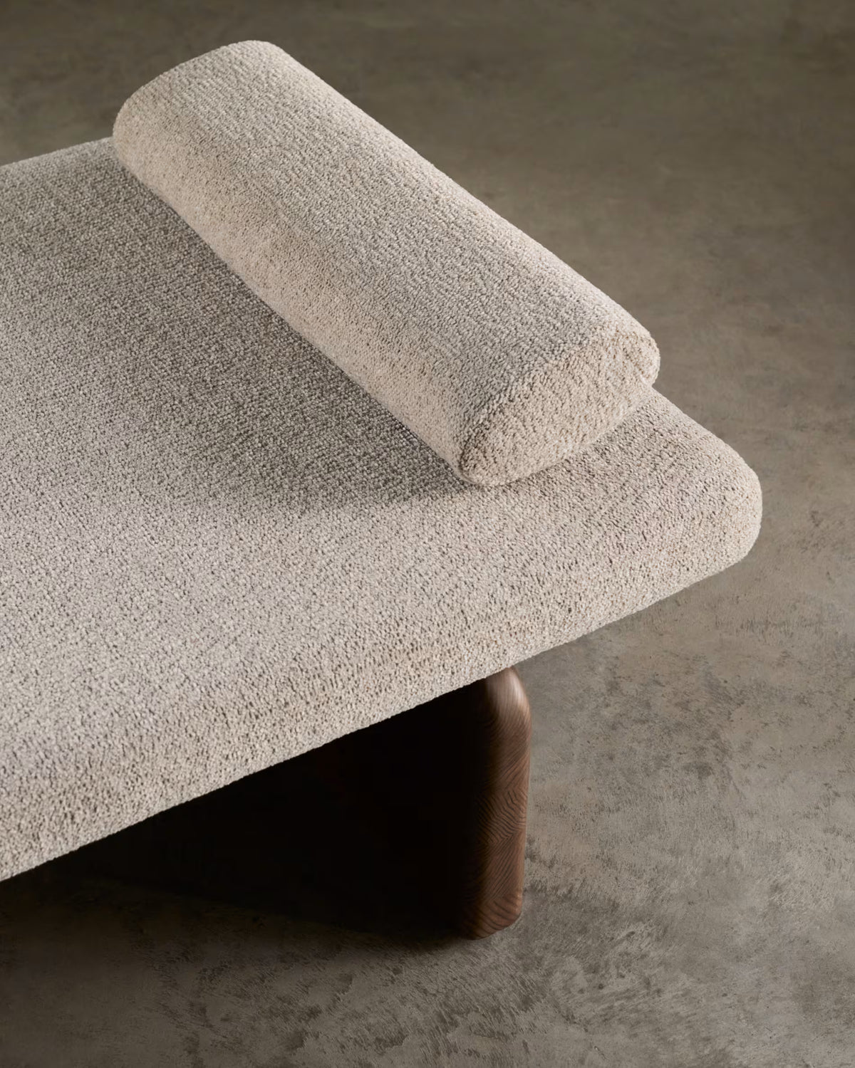 TOPAZ daybed in beige chenille with a dark ash base