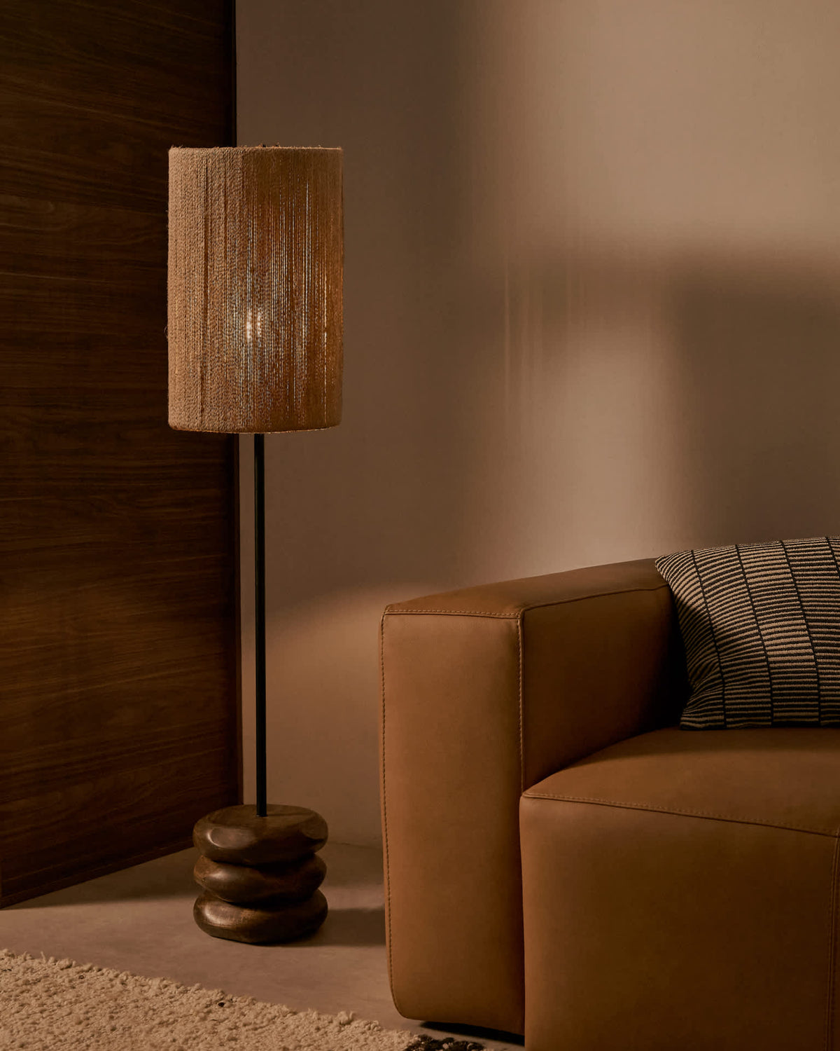 Lampa podłogowa KOR ciemne drewno akacjowe i juta – ujęcie 2