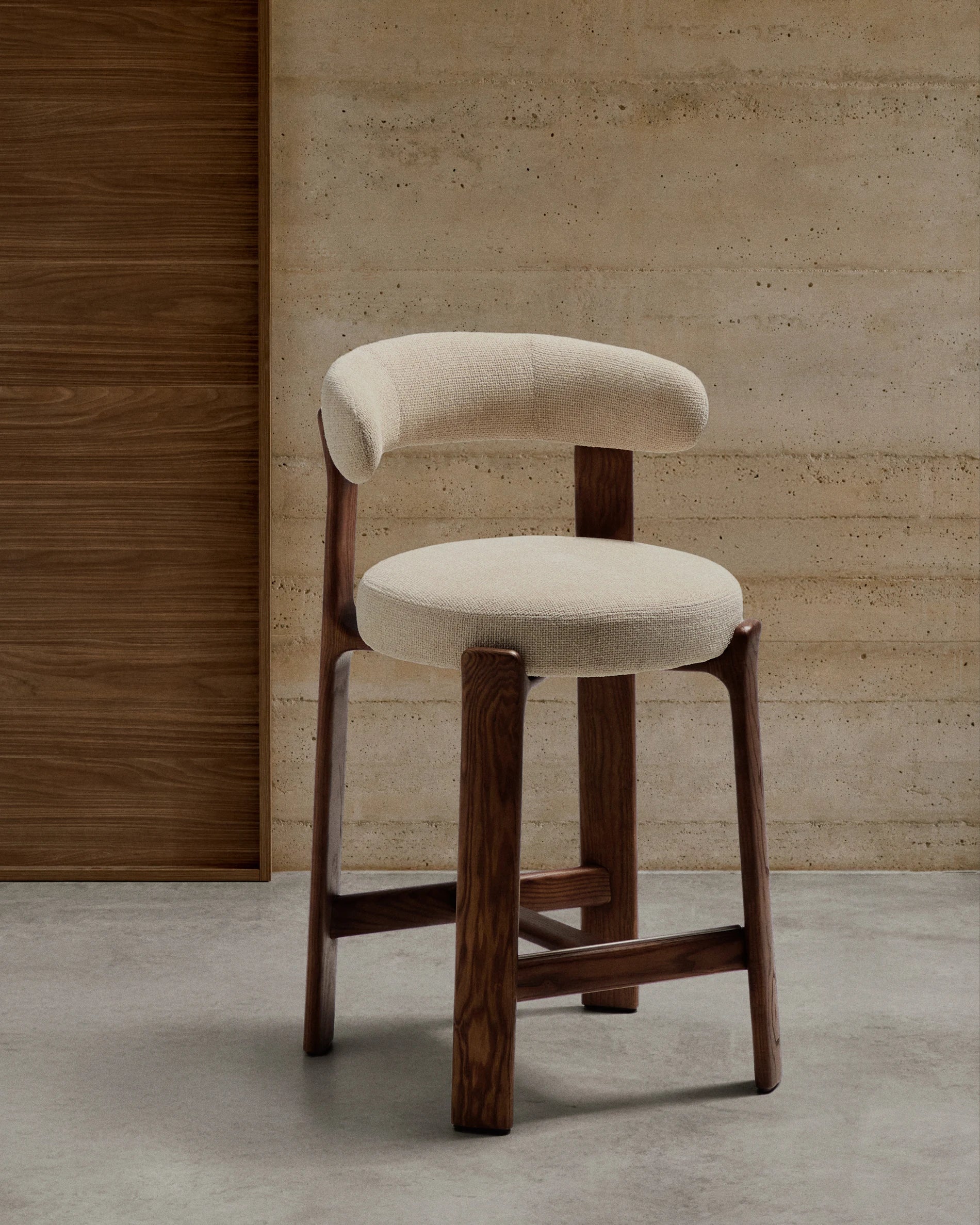 GRANITE beiger Chenille-Hocker mit dunklem Eschenholzgestell