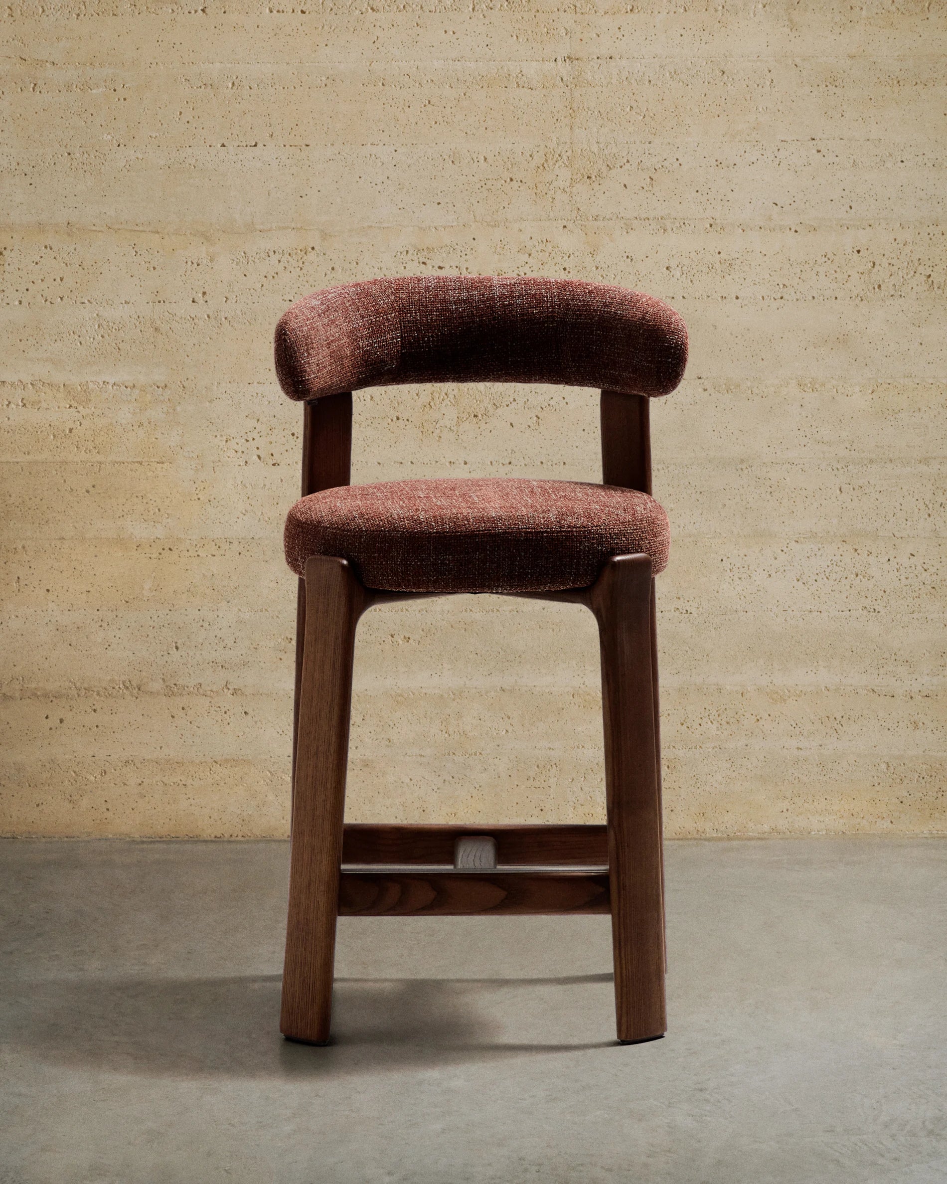 GRANITE brauner Chenille-Hocker mit dunklem Eschenholzgestell