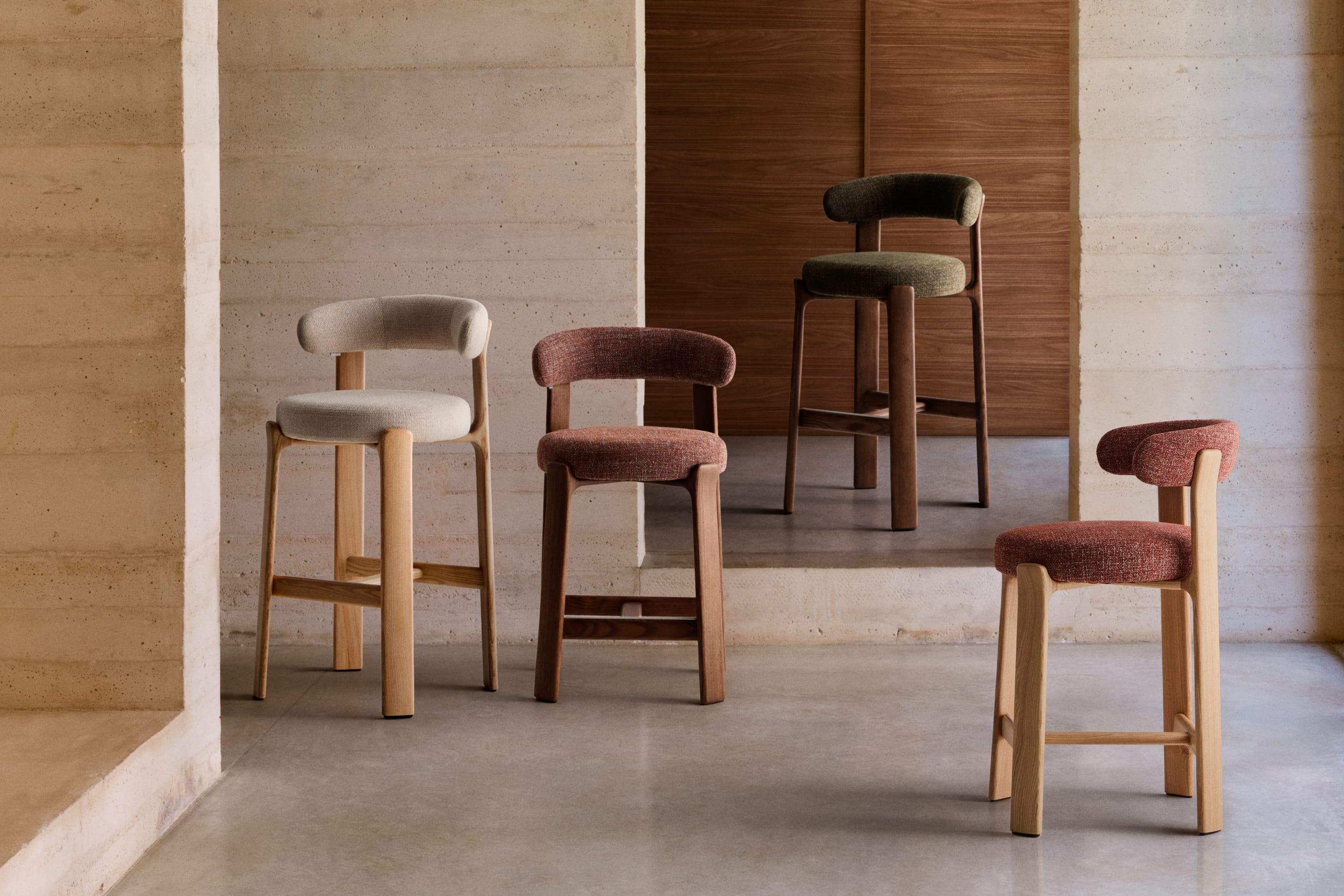 GRANITE brauner Chenille-Hocker mit dunklem Eschenholzgestell