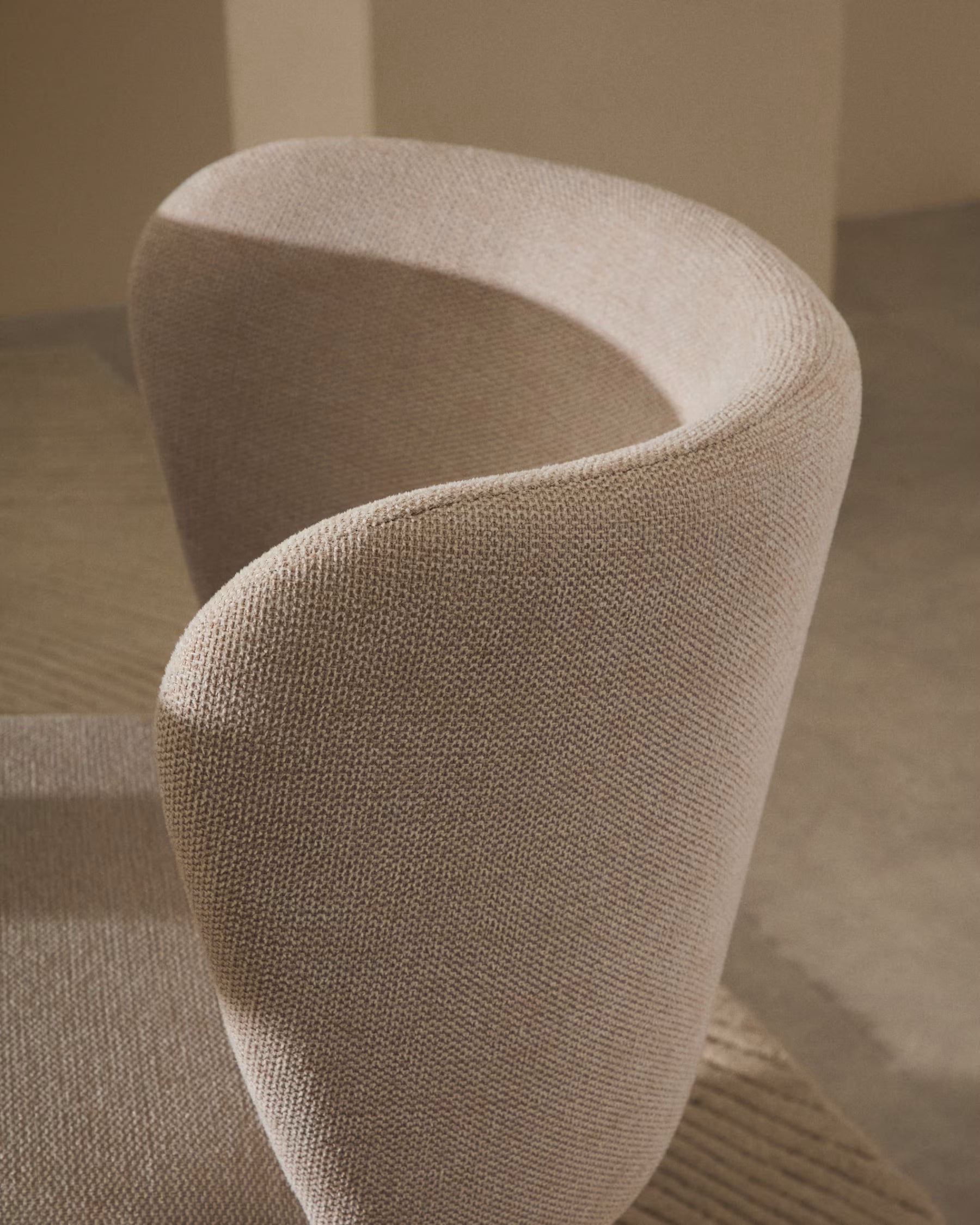 Chair in the ciselia beige in the Sielilian fabric with a beige base
