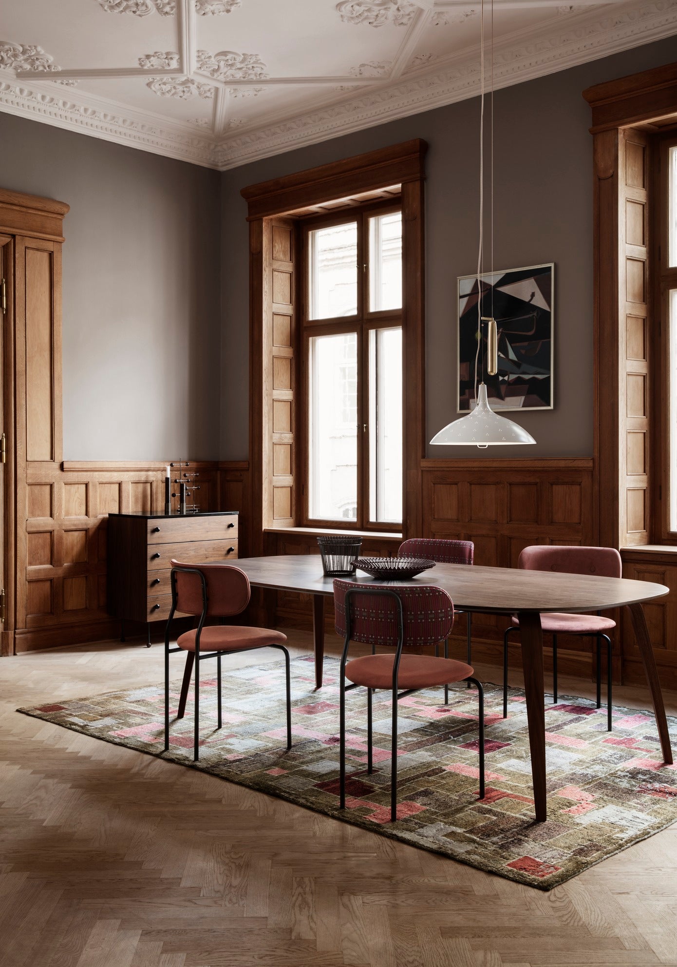 Oval table GUBI white marble with black base