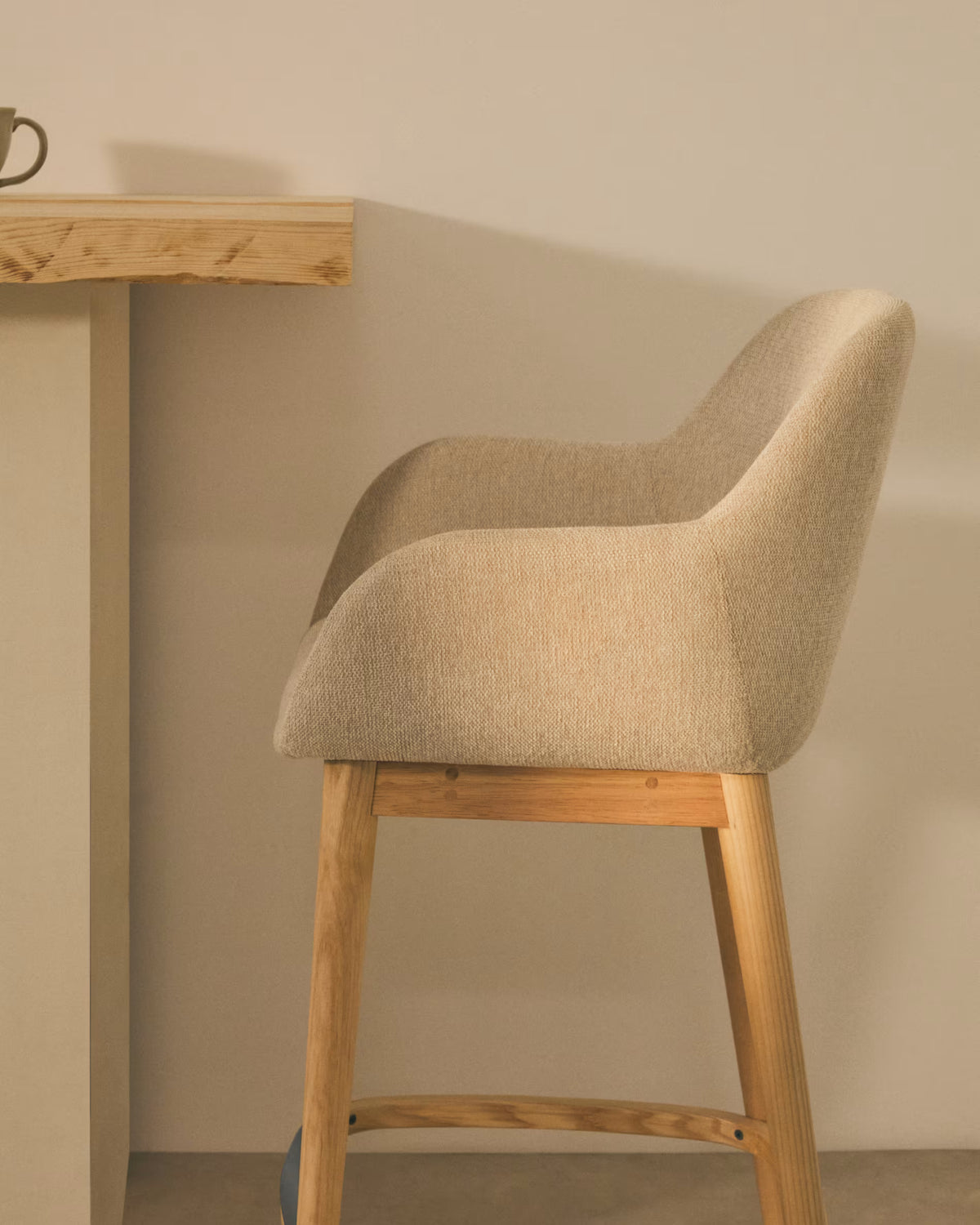 Beige riding chair with ash base