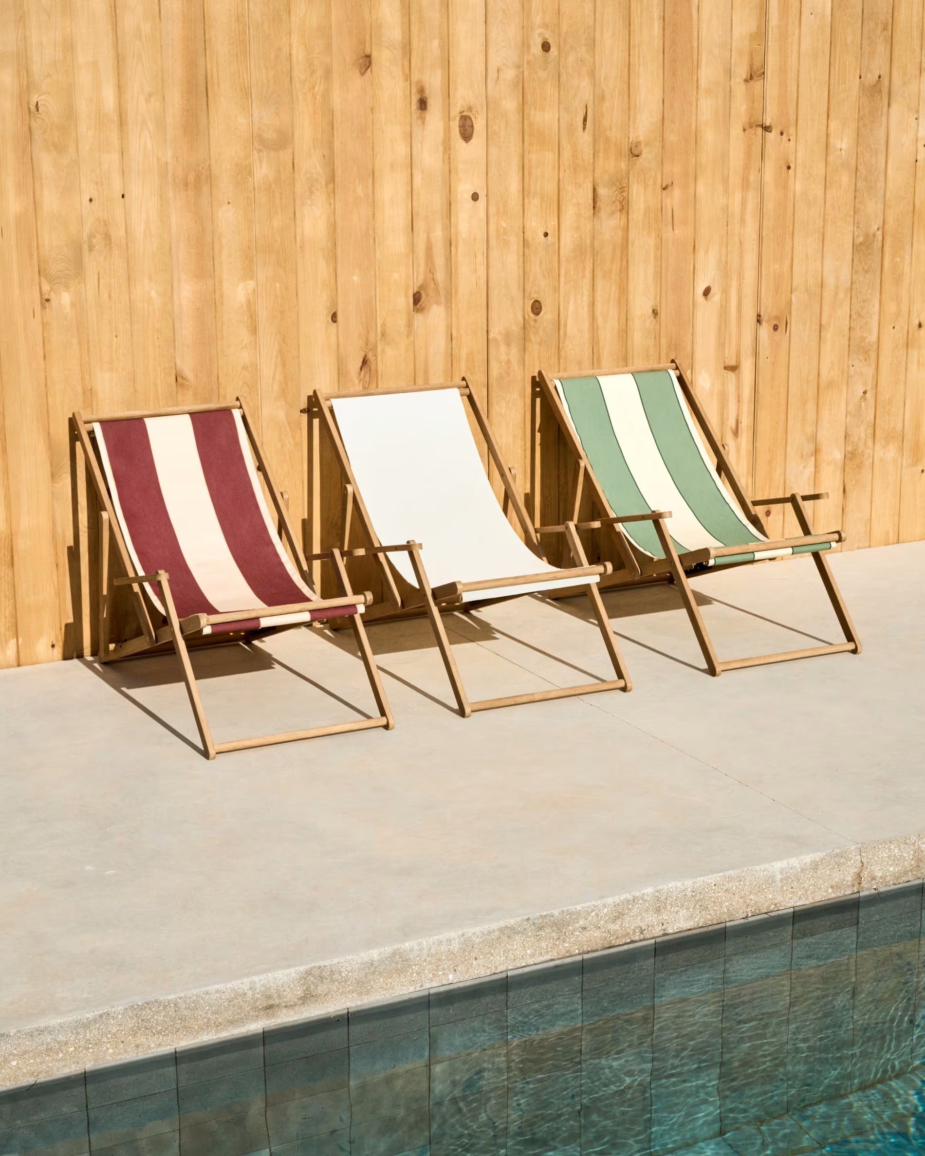 Vilara burgundy-beige deckchair with an acacia base