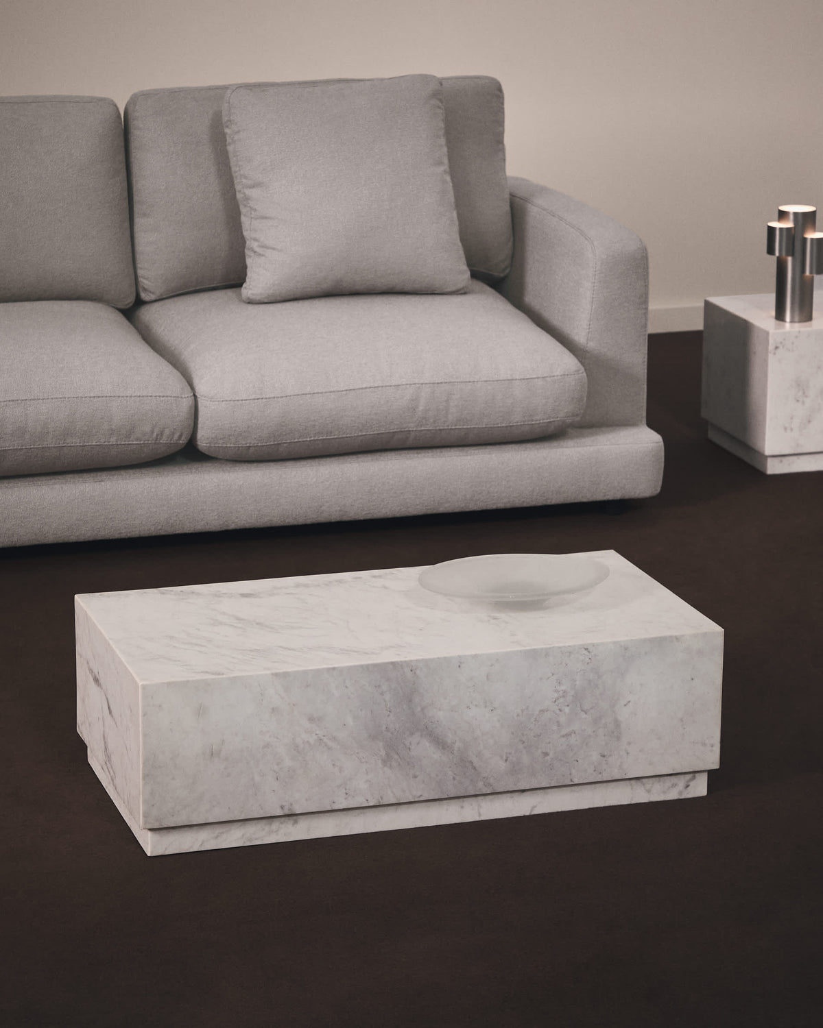 Stolik kawowy SOREIN biały marmur – ujęcie 2