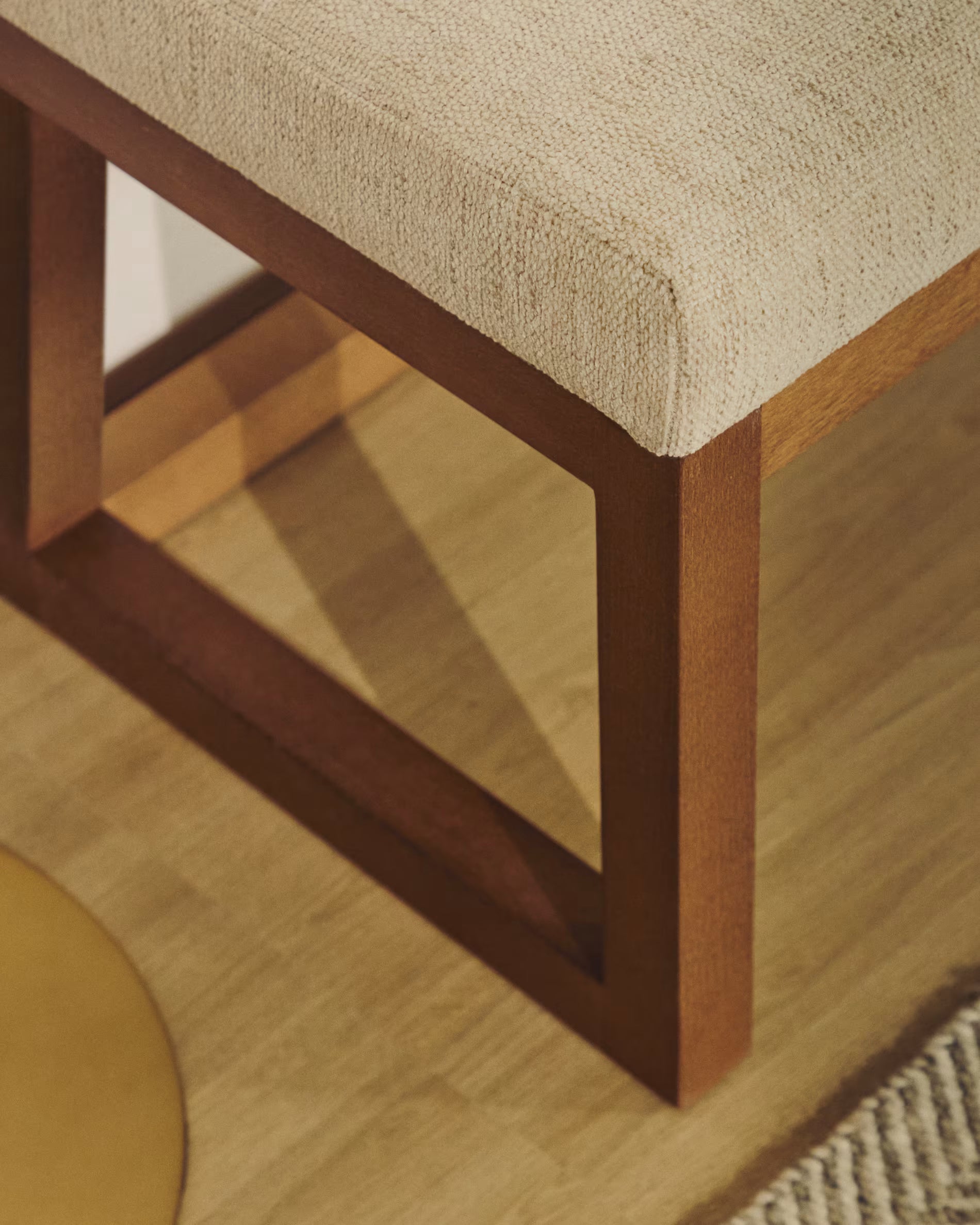 Bank LOYA beige Chenille mit dunkelbraunem Buchenrahmen