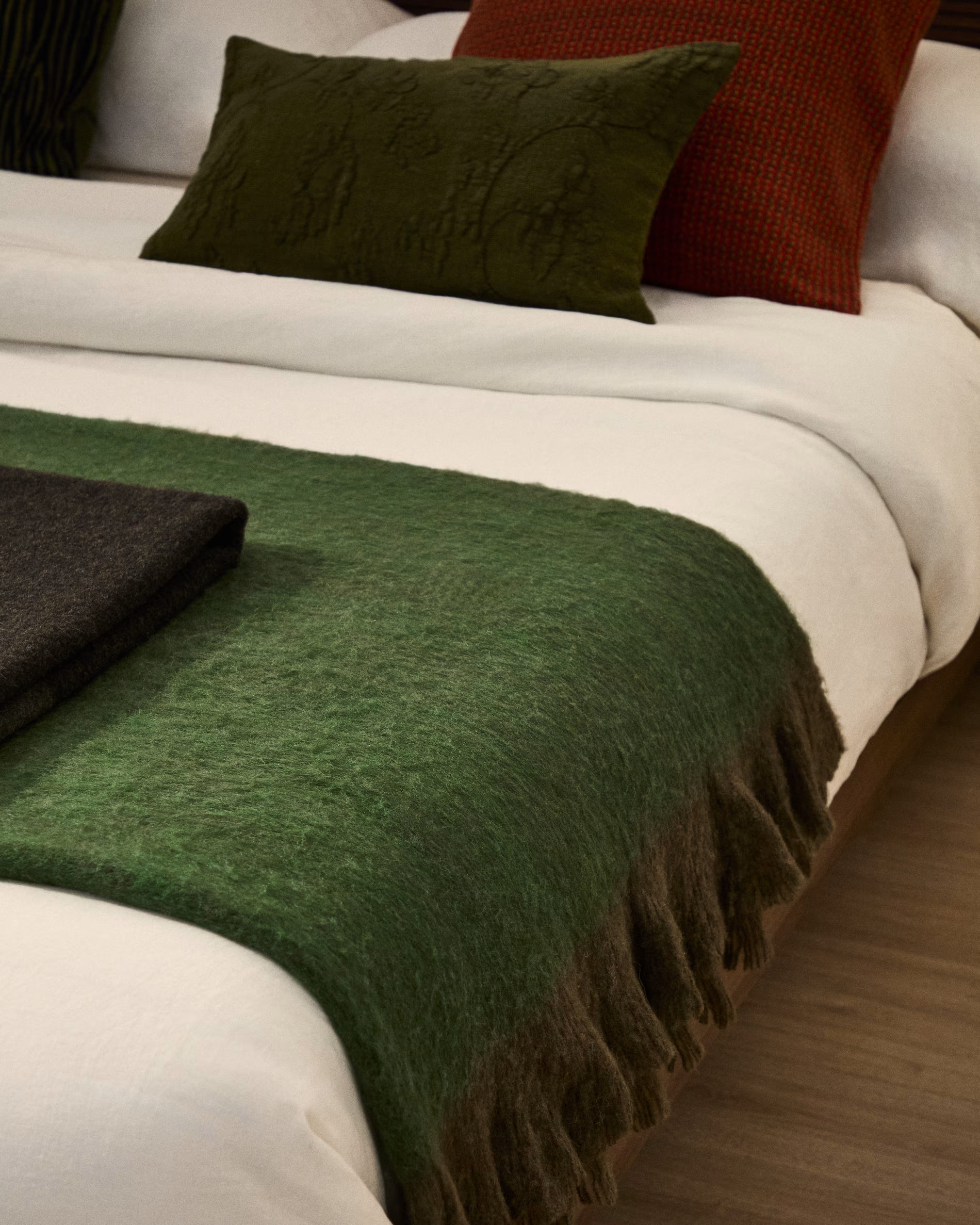 Pled ODELNA grün mit braunen Rüschen