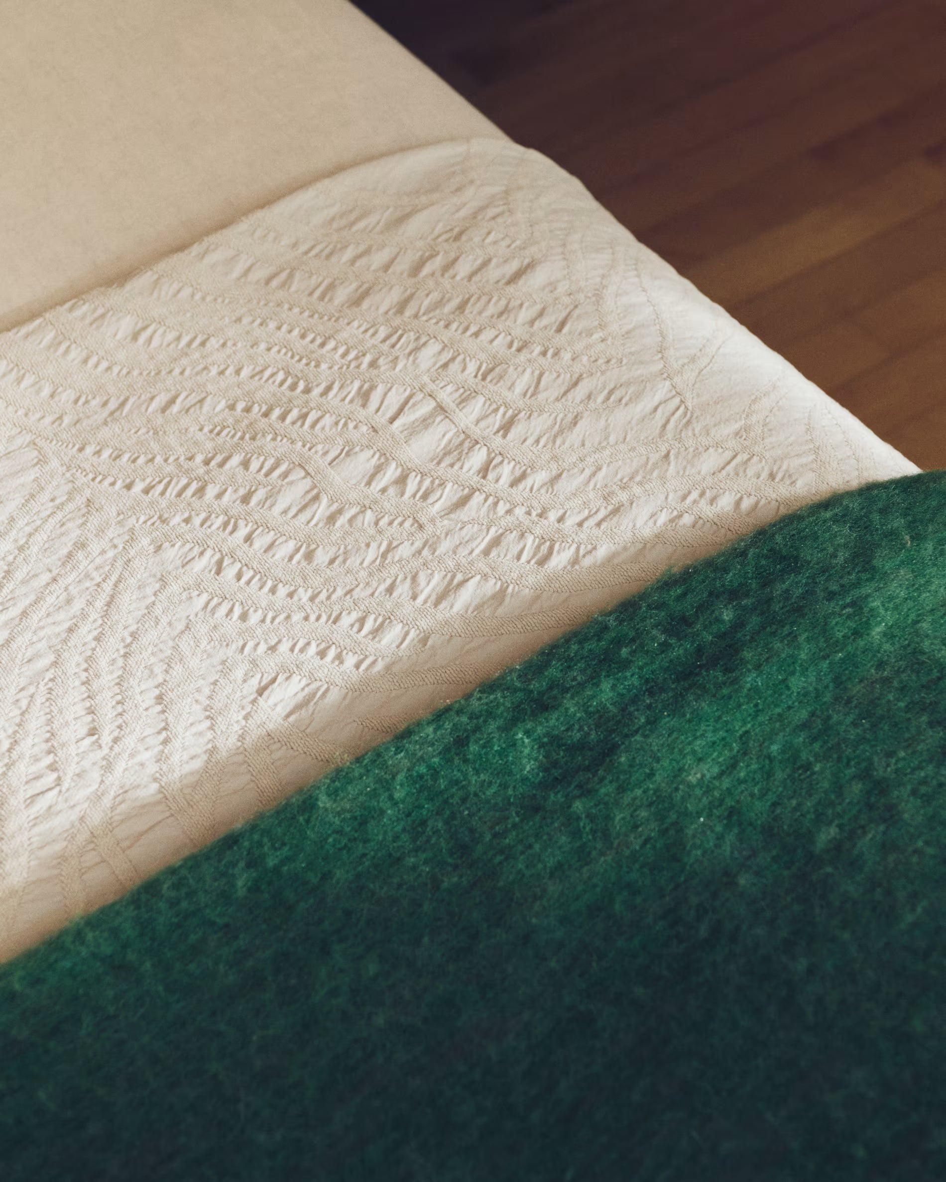 Pled ODELNA grün mit braunen Rüschen