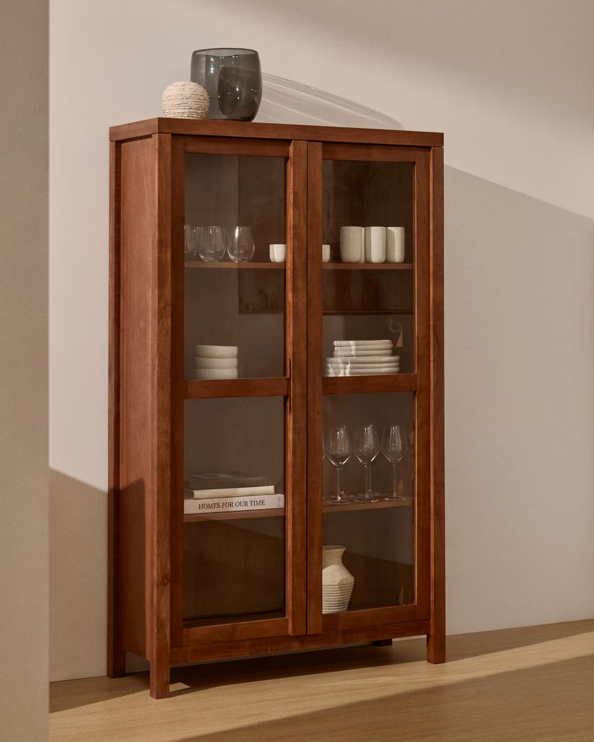 NORANI display cabinet with glass, made of solid wood and acacia veneer.