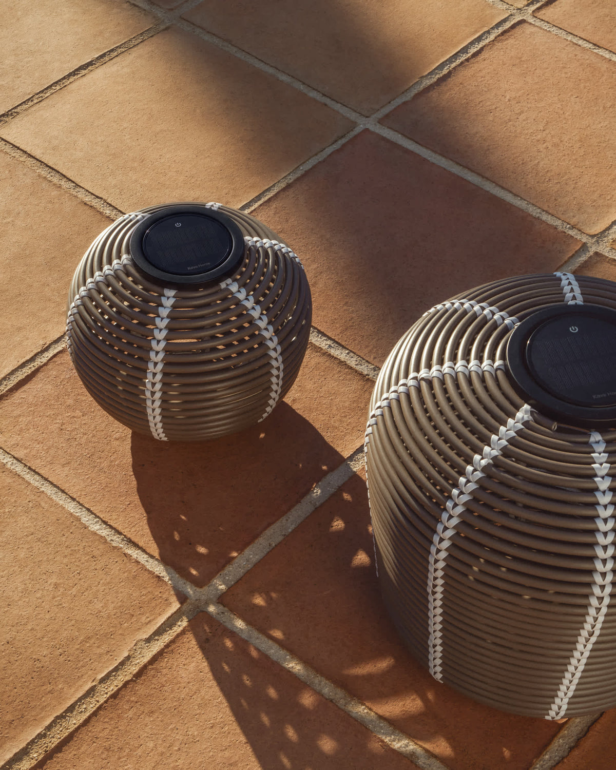 Lampa stołowa ogrodowa solarna LED GAROINA taupe rattan syntetyczny – ujęcie 2