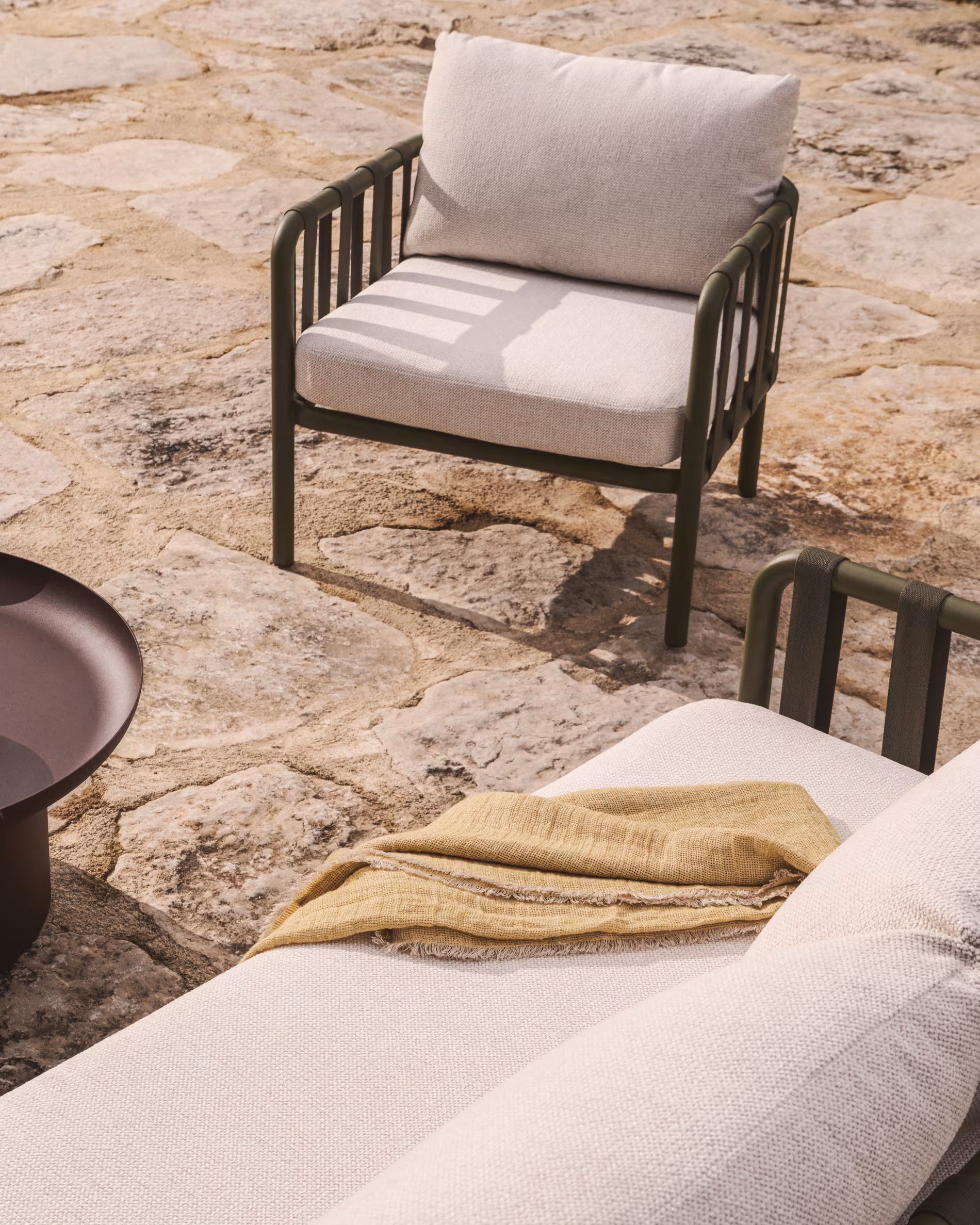 OMALA garden set in light beige with a green base