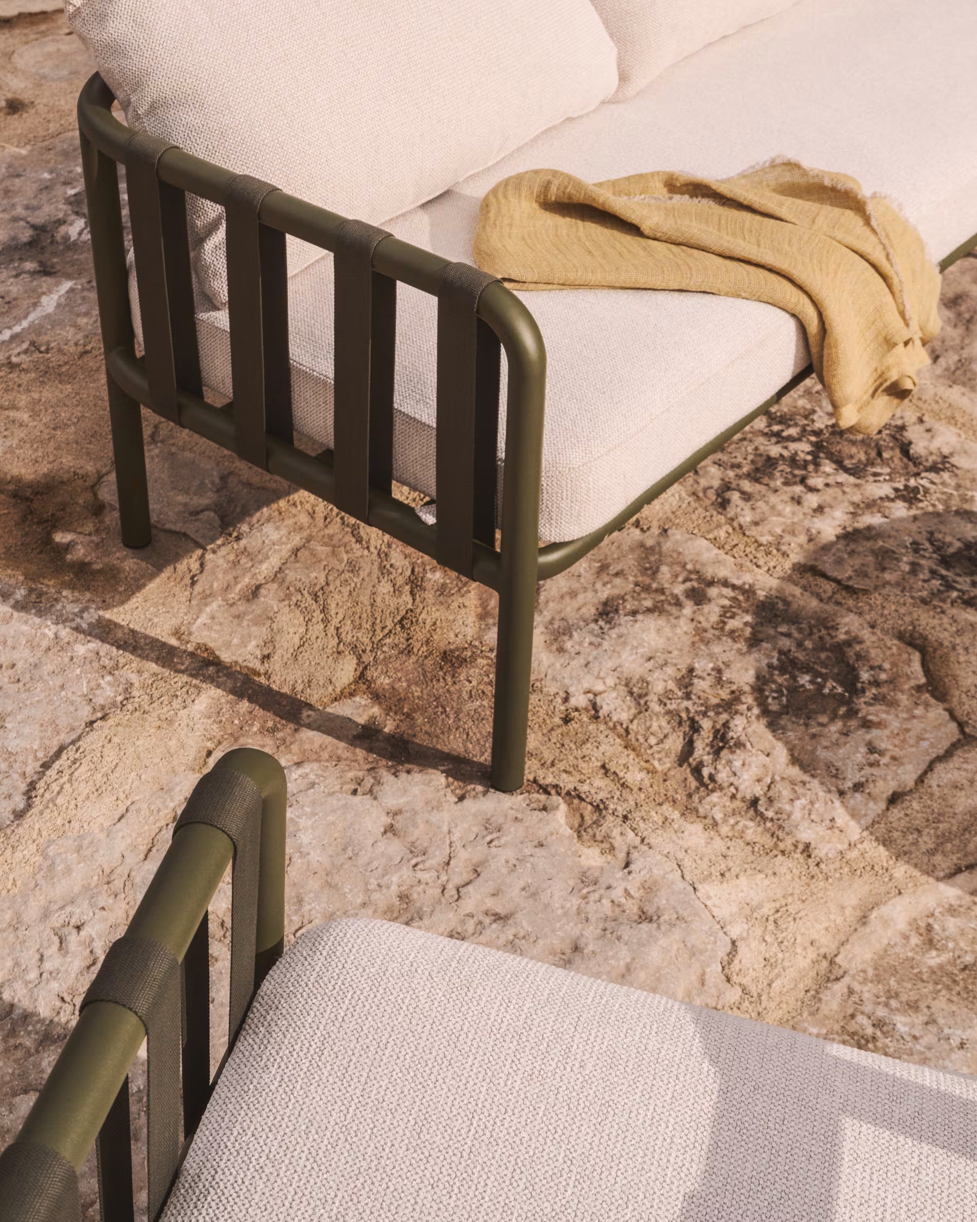 OMALA garden set in light beige with a green base