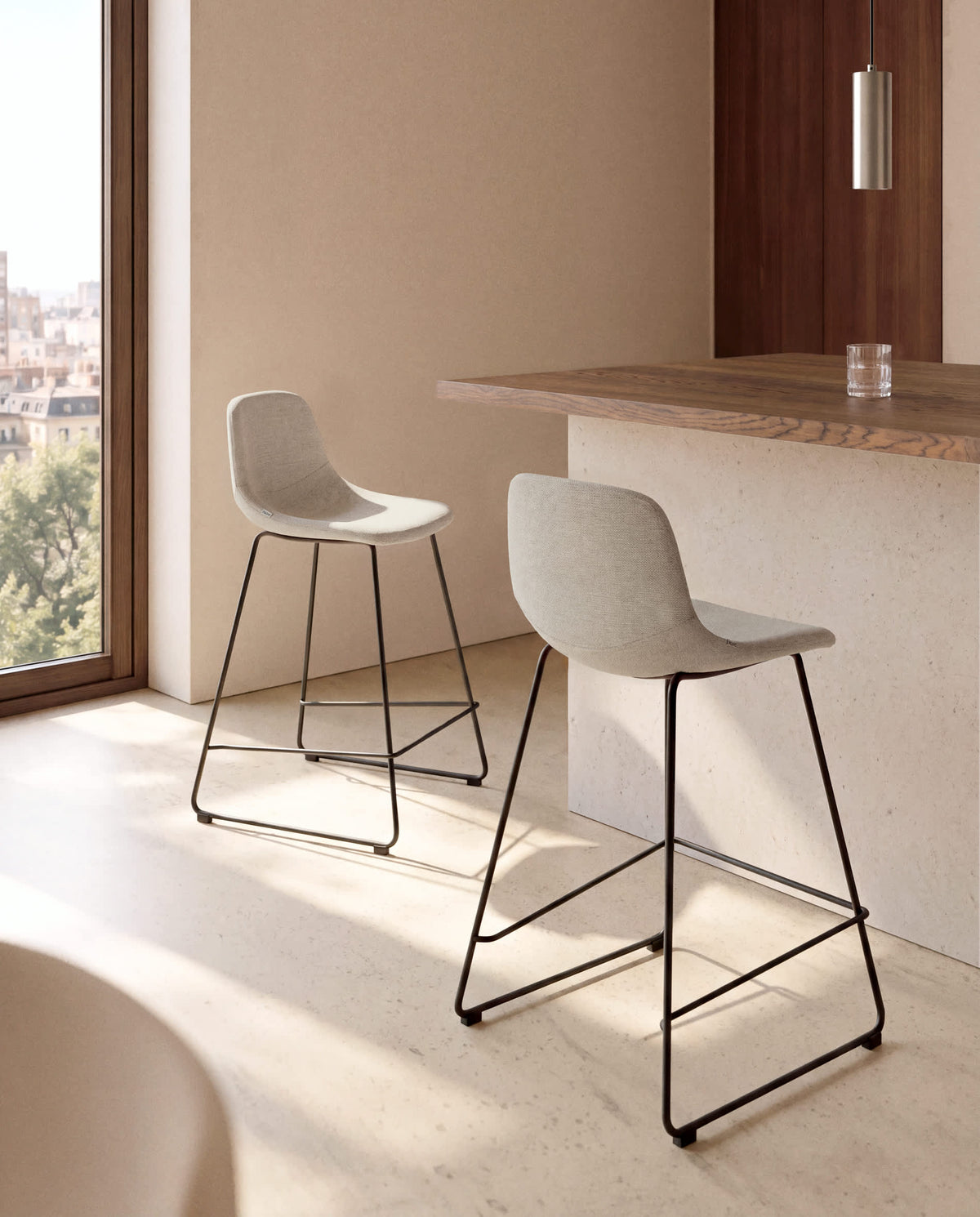 Hoker ALTEA beżowy szenil z czarnymi stalowymi nogami – ujęcie 12