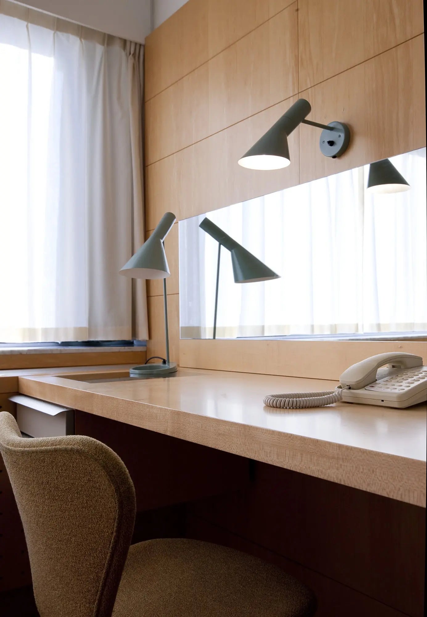 Lampa ścienna AJ ciepły szary – mosiądz, Louis Poulsen
