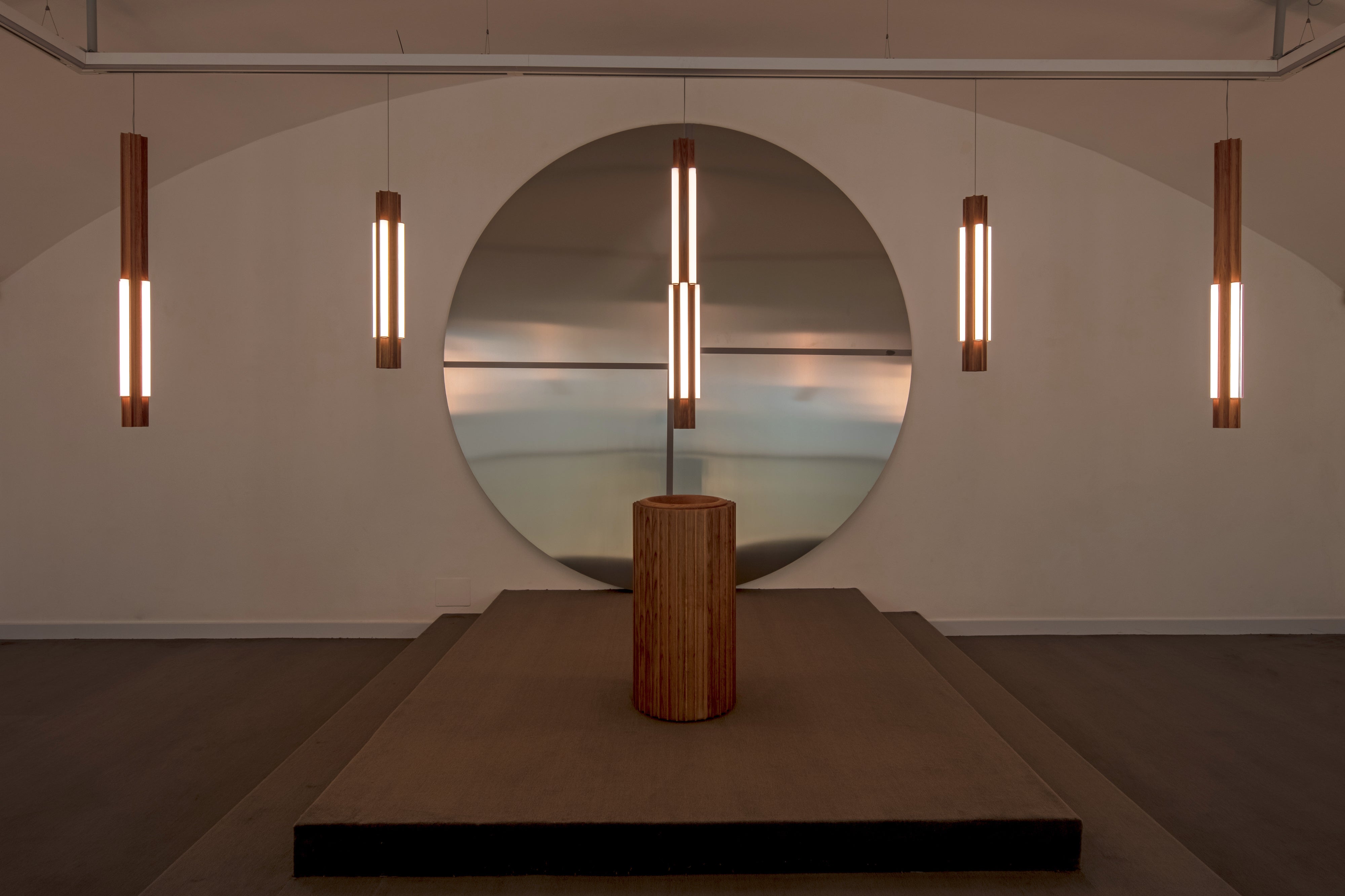ALTAR wall lamp in oak wood with a brass finish
