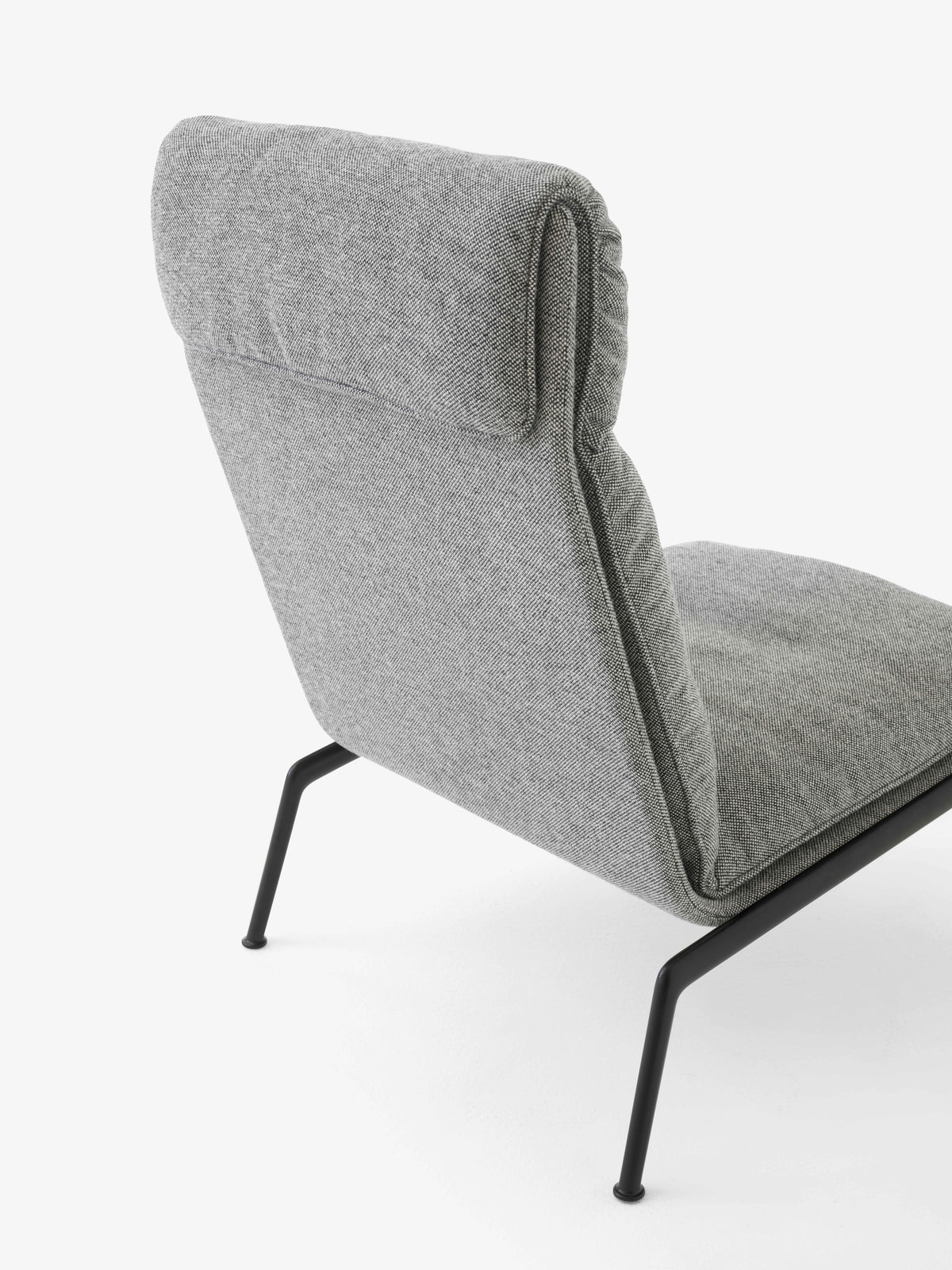 MUNO LN16 Armchair upholstered with a black base