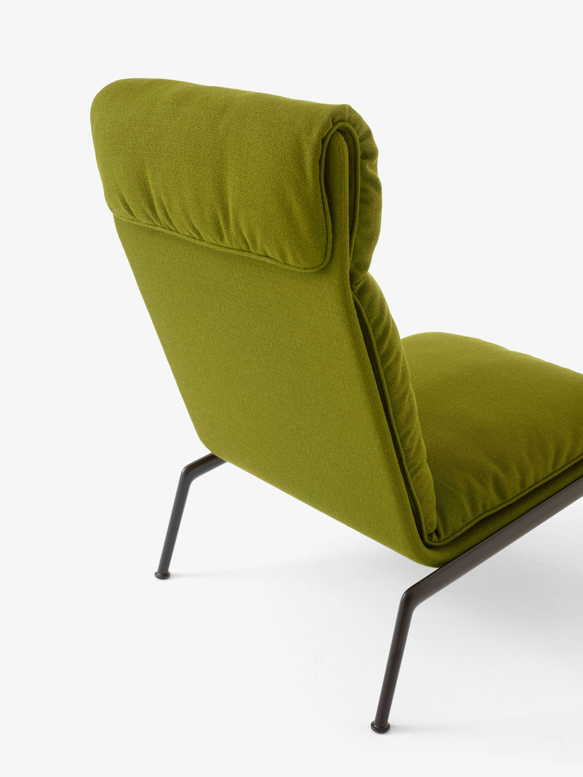 MUNO LN16 Armchair upholstered with a black base