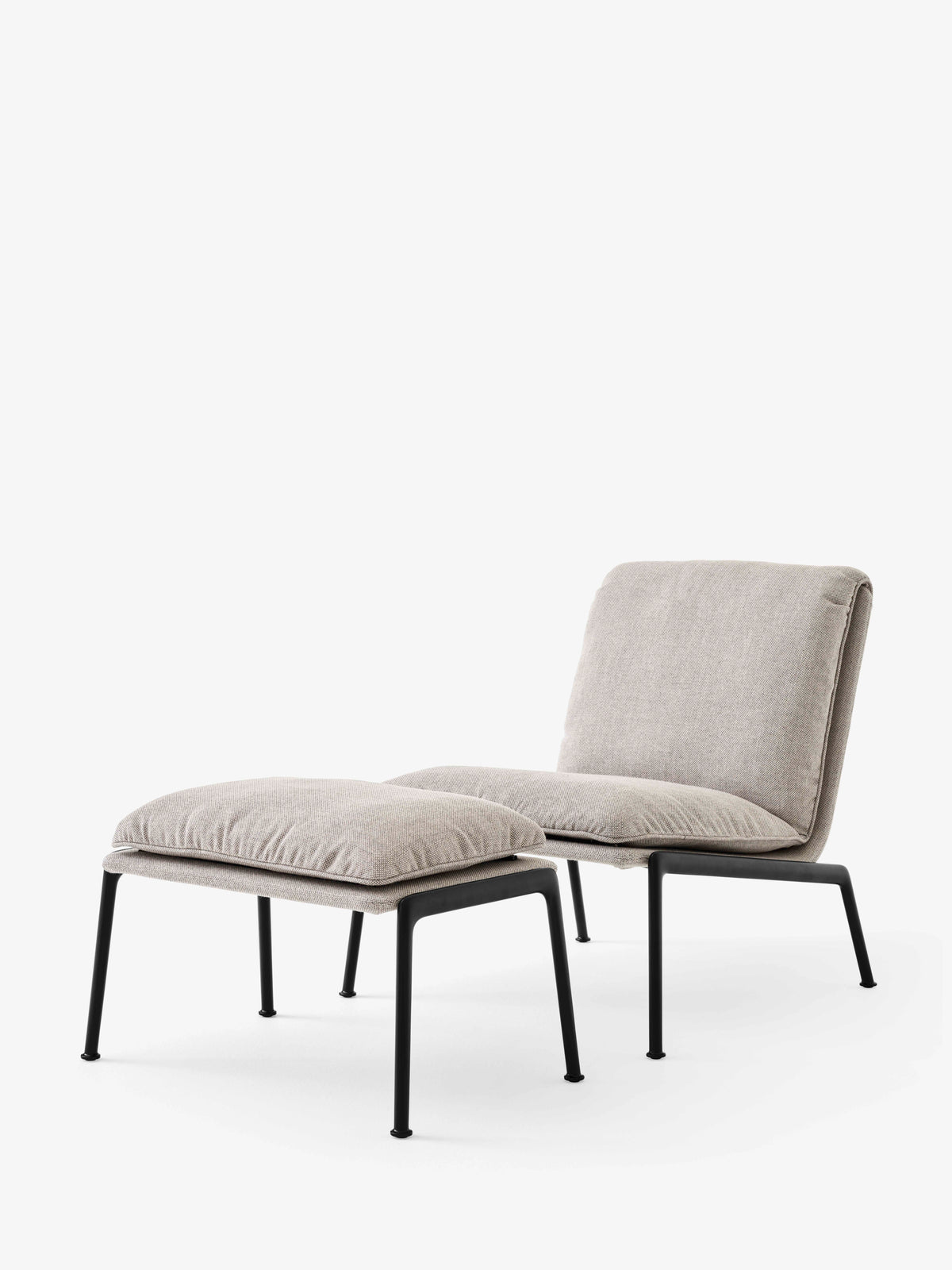 MUNO LN18 upholstered armchair with a black base