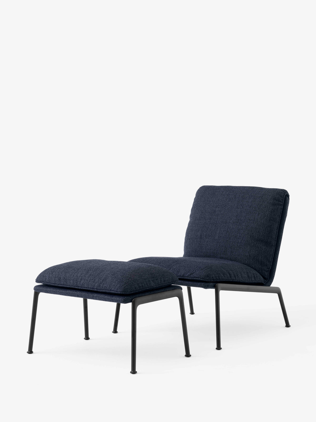 MUNO LN18 upholstered armchair with a black base