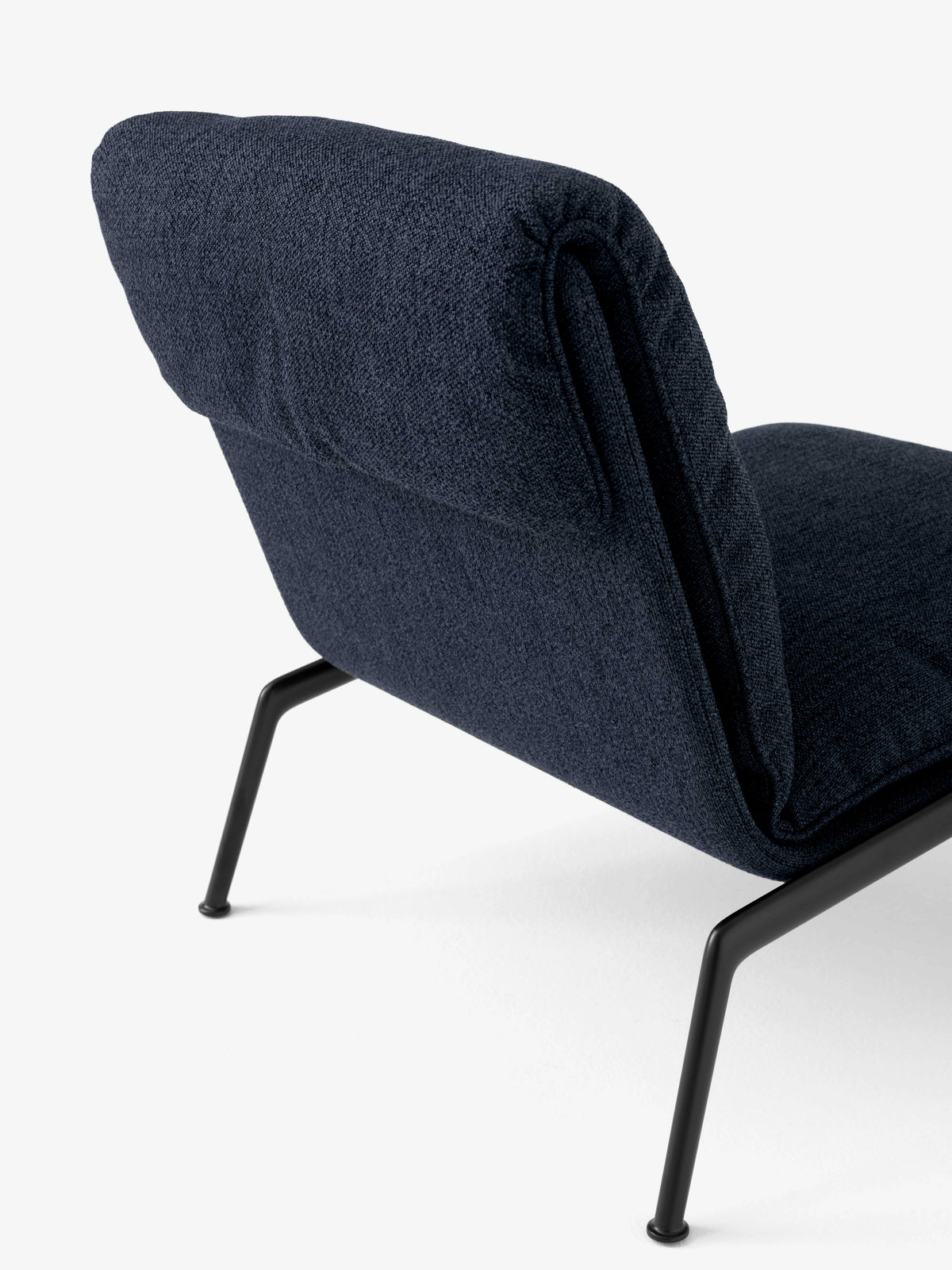 MUNO LN18 upholstered armchair with a black base