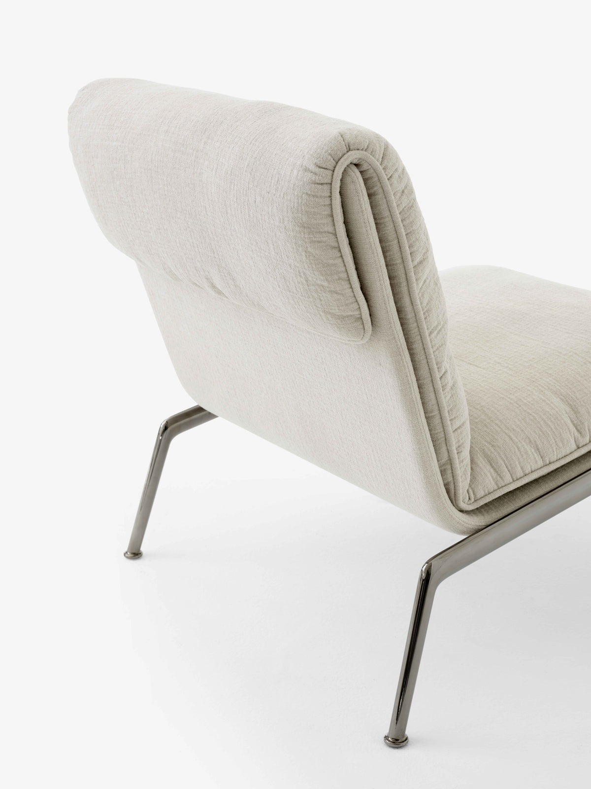 MUNO LN18 upholstered armchair with a dark aluminum base