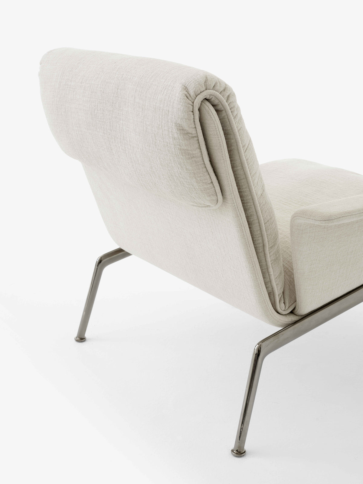 MUNO LN19 upholstered armchair with a dark aluminum base