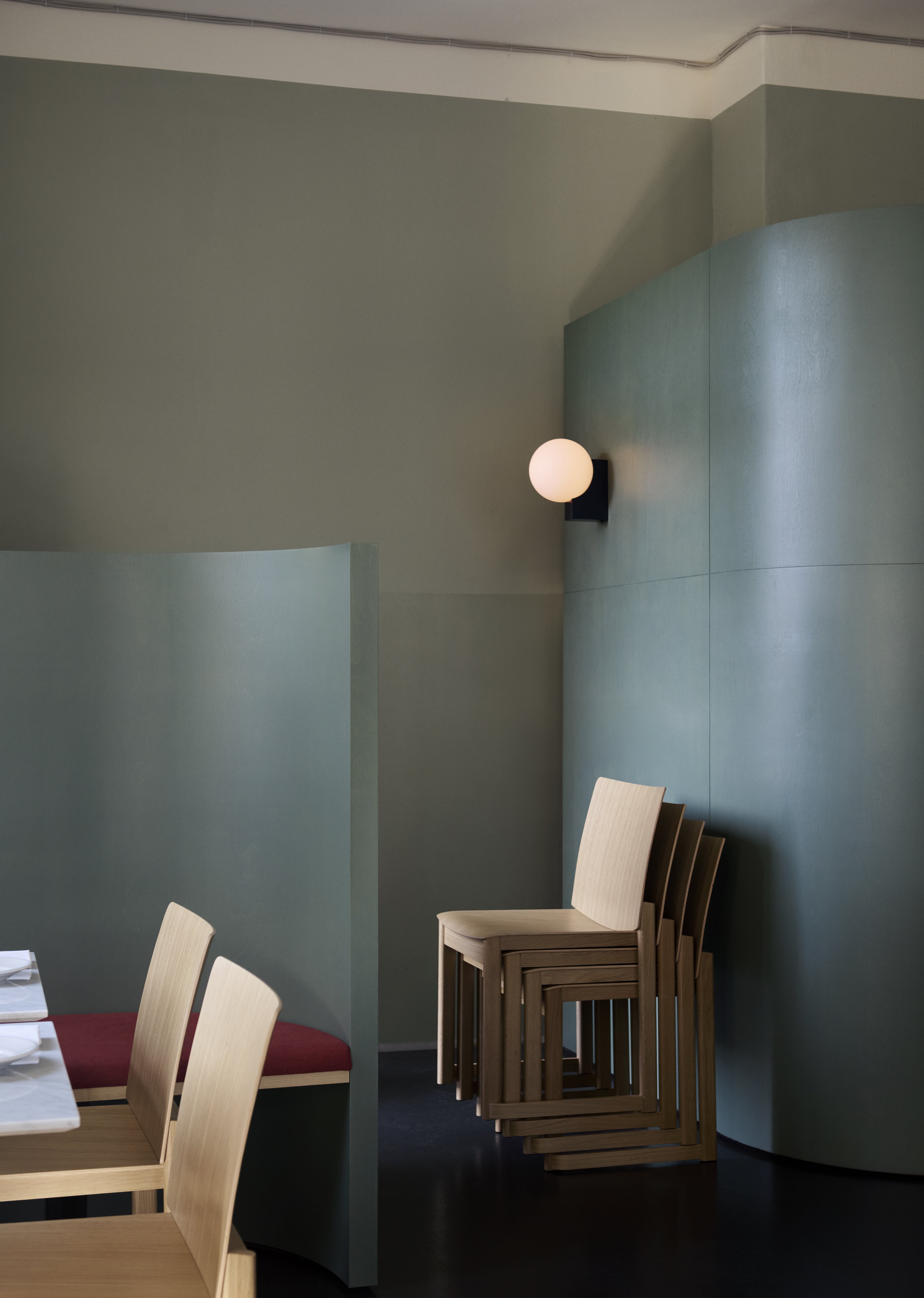 WALL LAMP JOURNEY SH2 glass shade with a black base