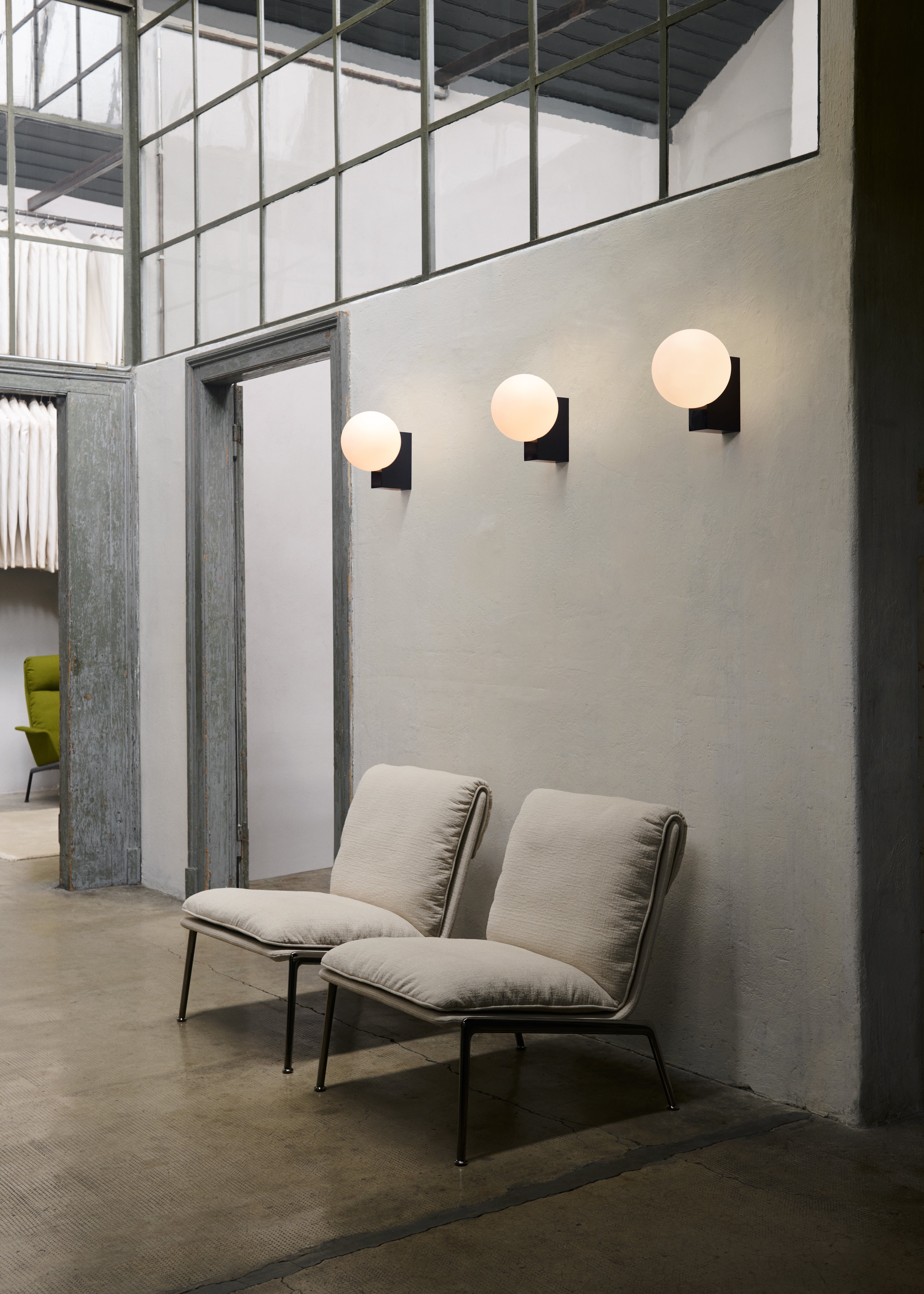 WALL LAMP JOURNEY SH2 glass shade with a black base