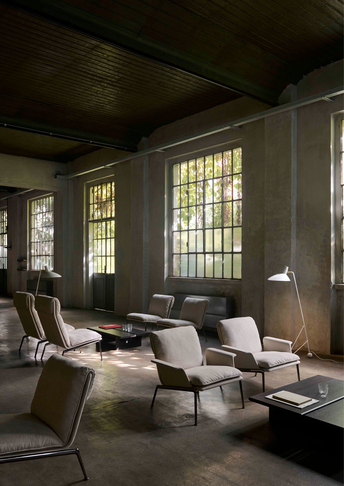 MUNO LN16 Armchair upholstered with a dark aluminum base