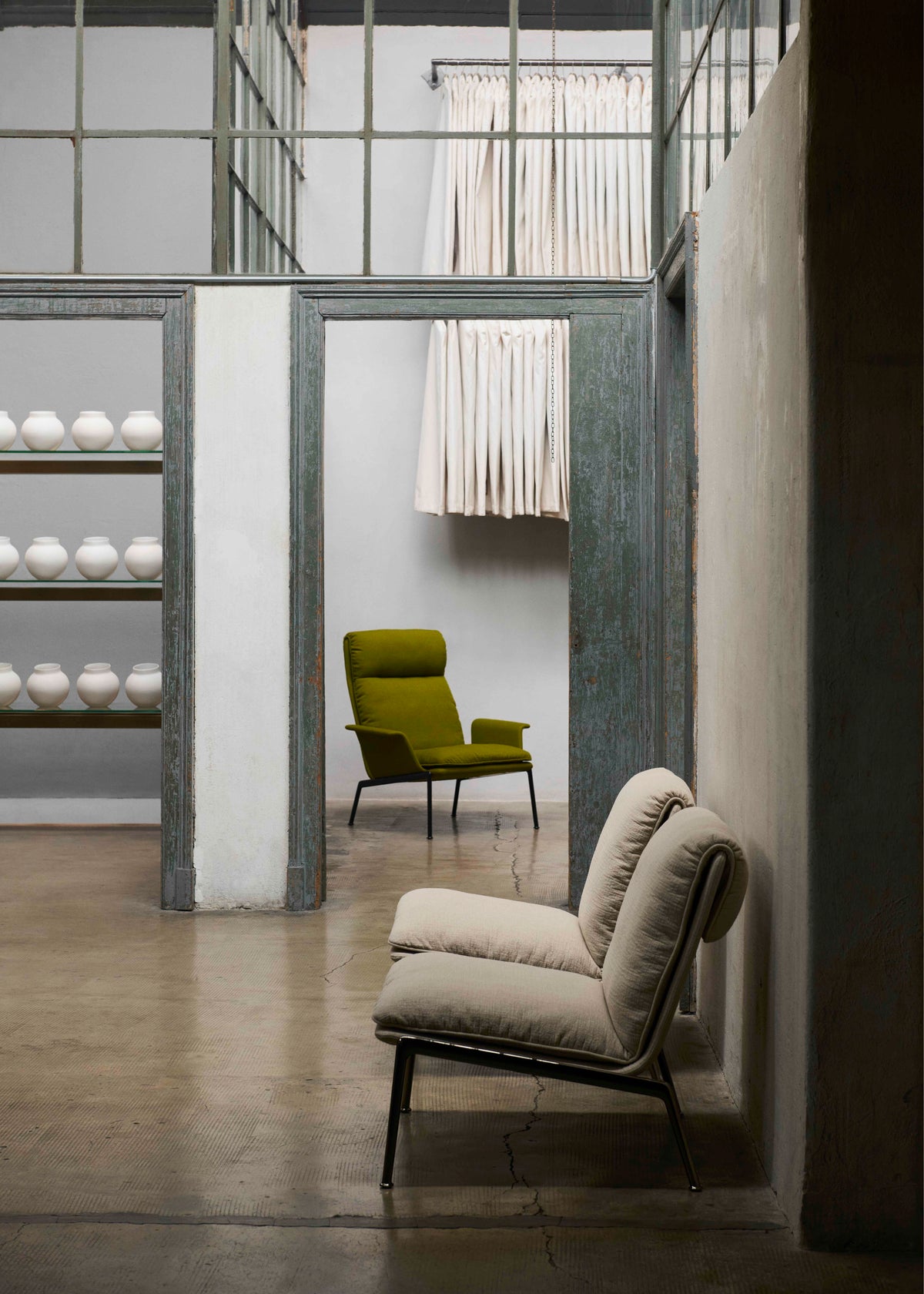 Upholstered MUNO LN17 armchair with a dark aluminum base