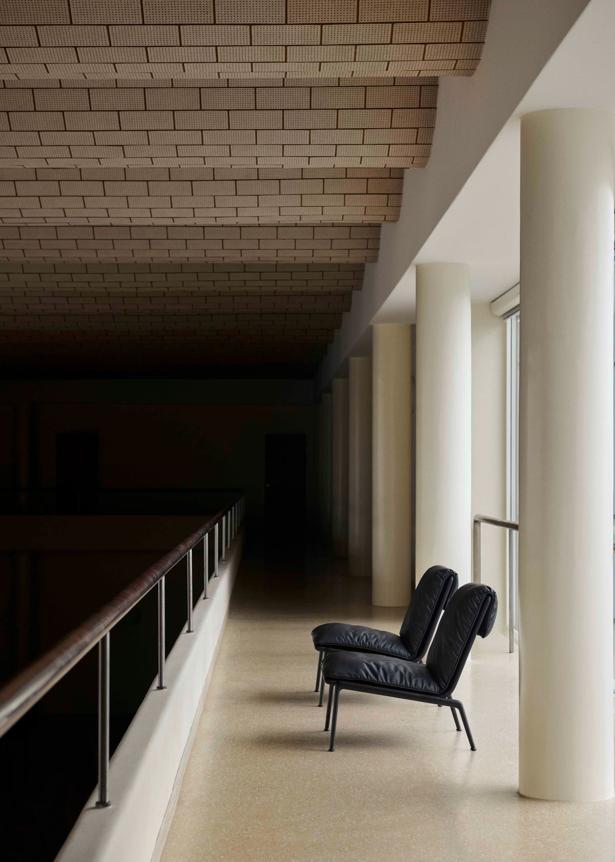 MUNO LN18 upholstered armchair with a black base