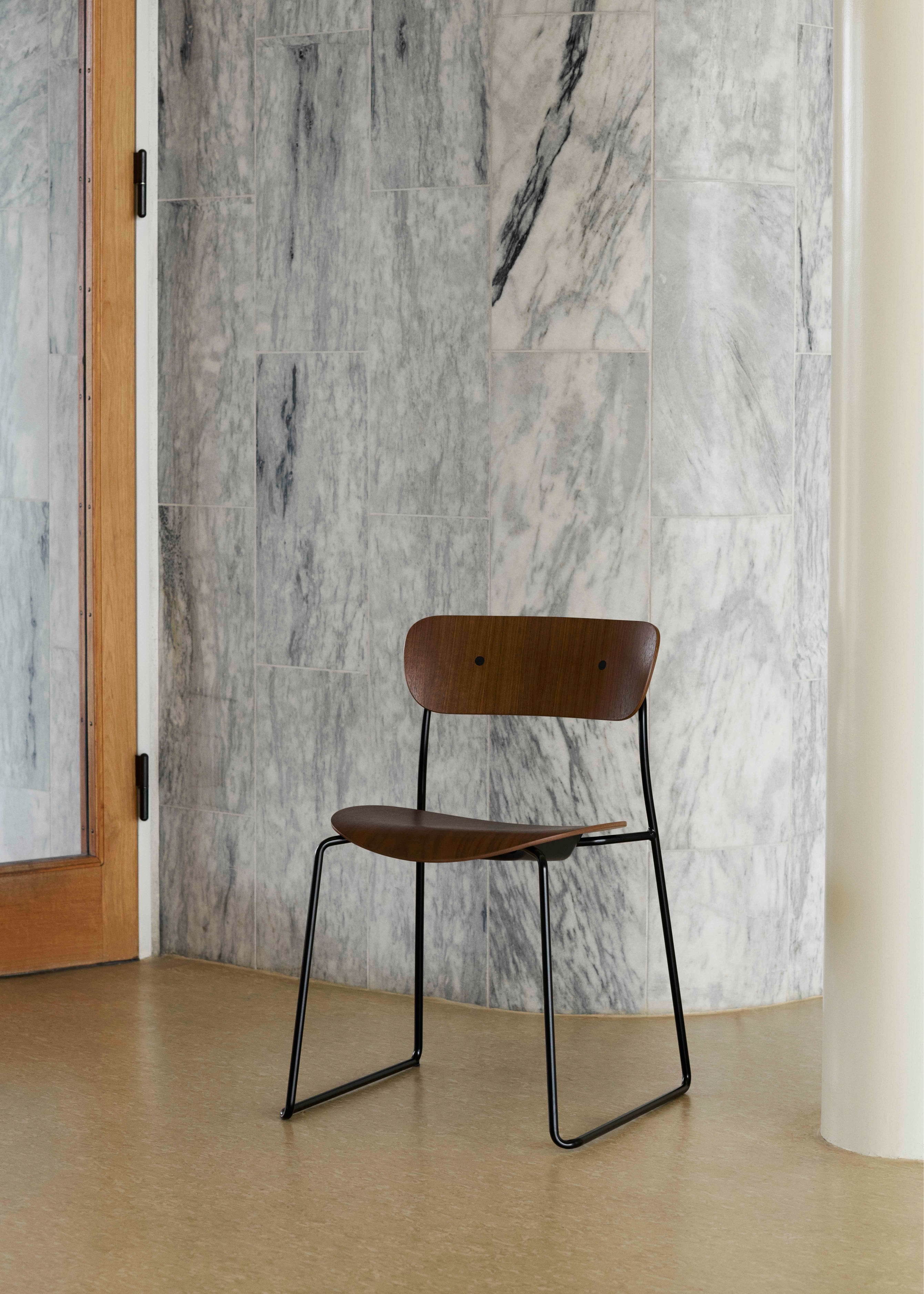 PAVILION AV51 Chair in black lacquered oak with a black base