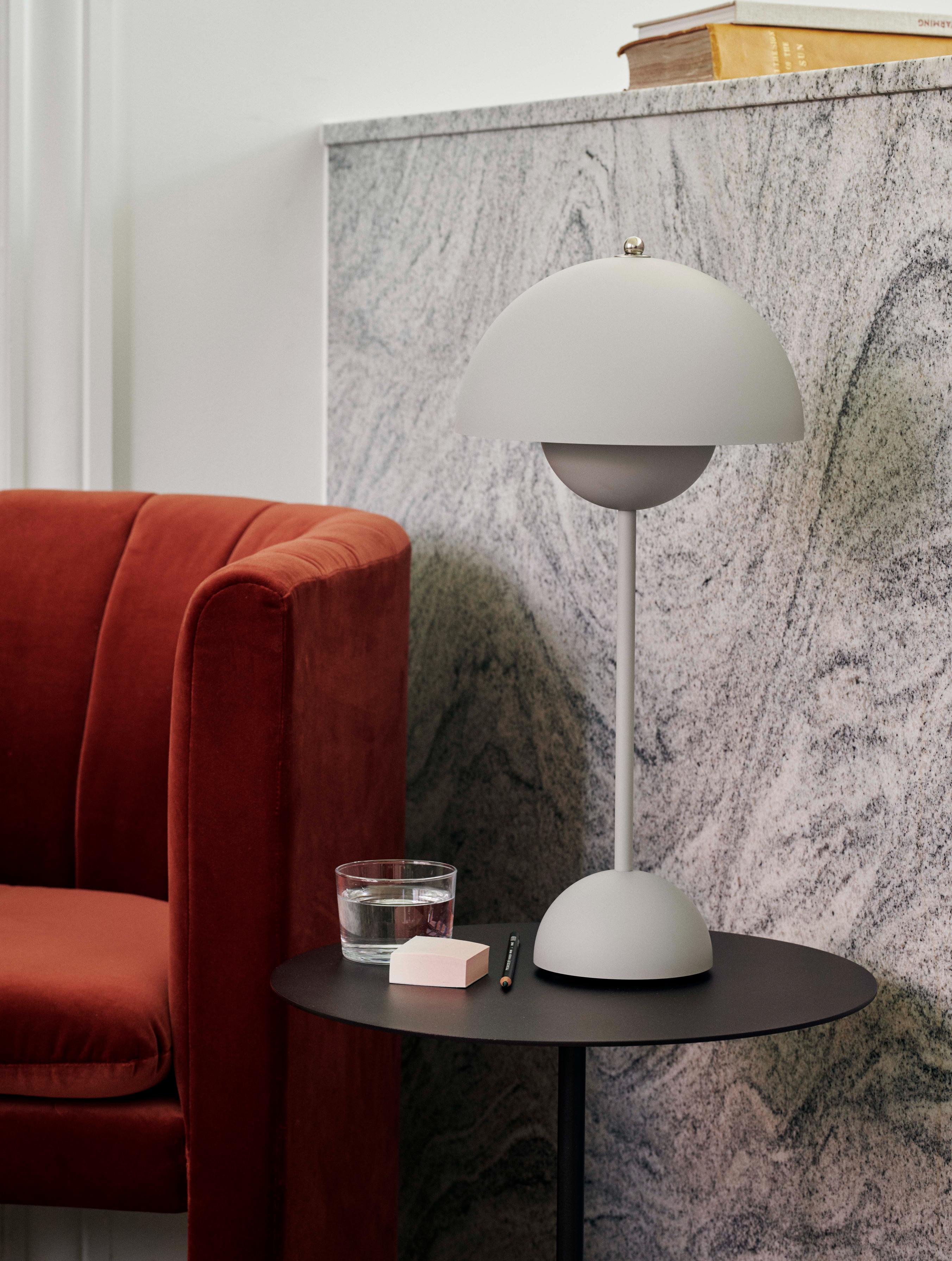 FLOWERPOT VP3 Table Lamp in Matte Light Gray
