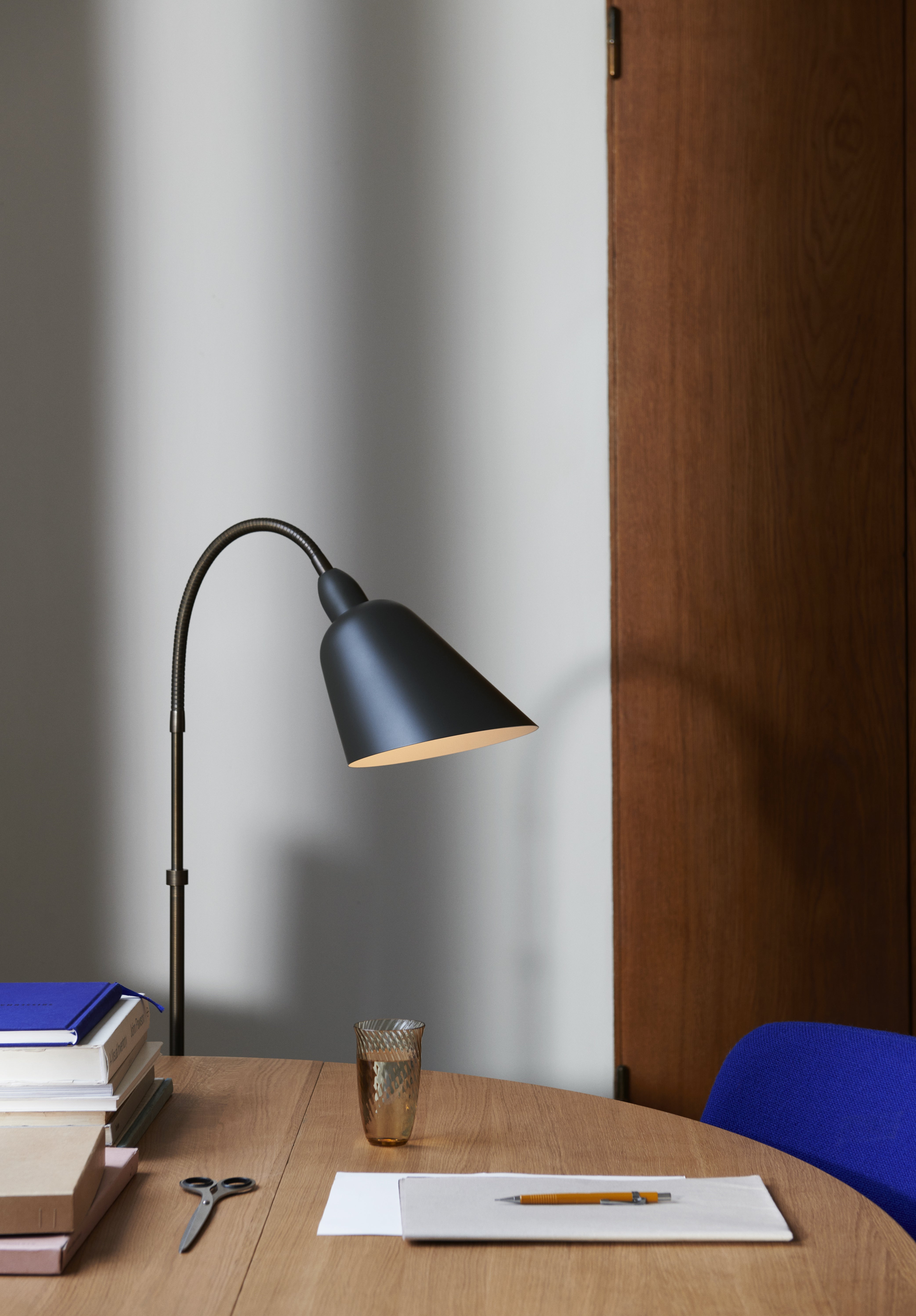 BELLEVUE AJ7 floor lamp in graphite with brown brass base