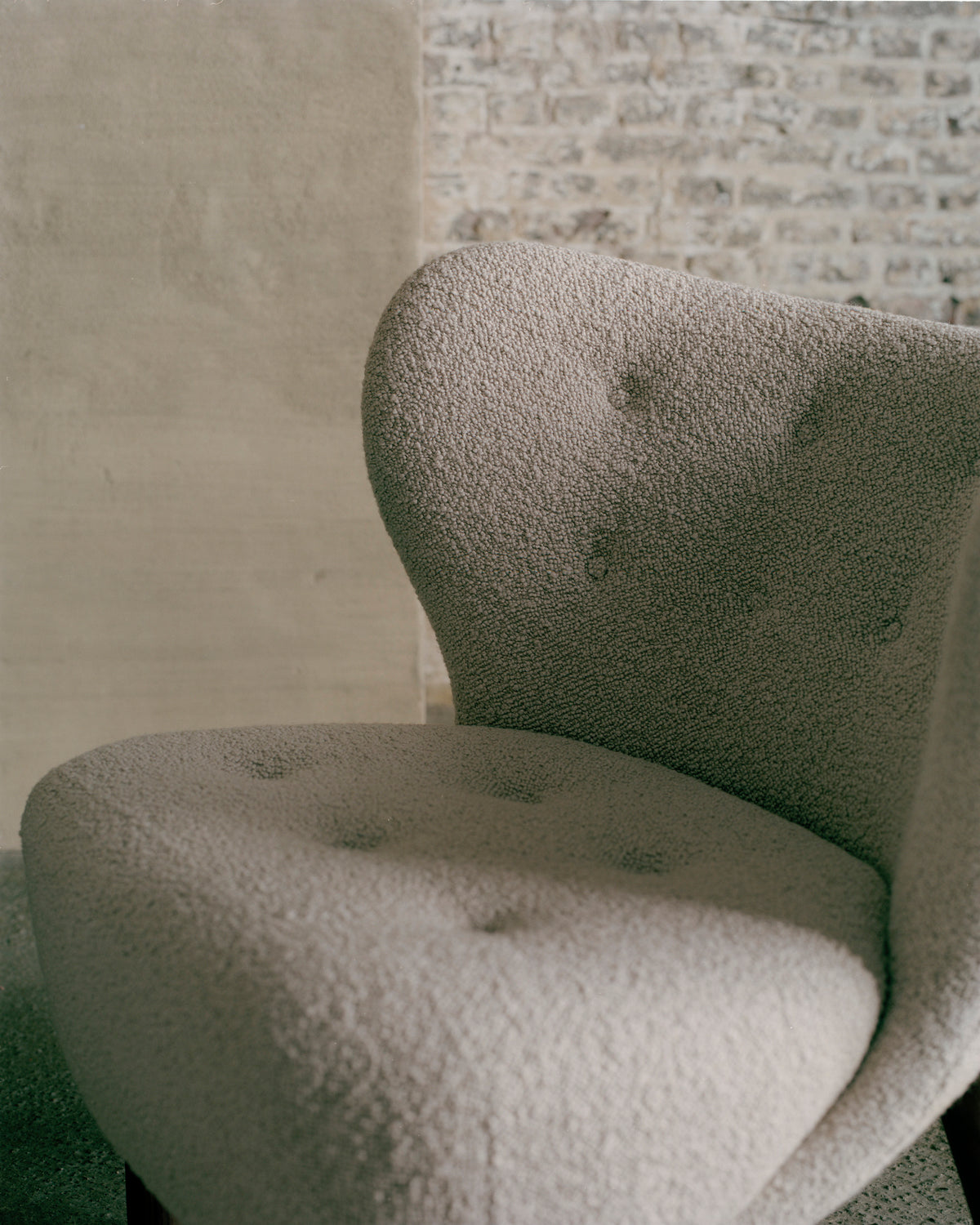 LITTLE PETRA VB1 upholstered armchair with an oak base