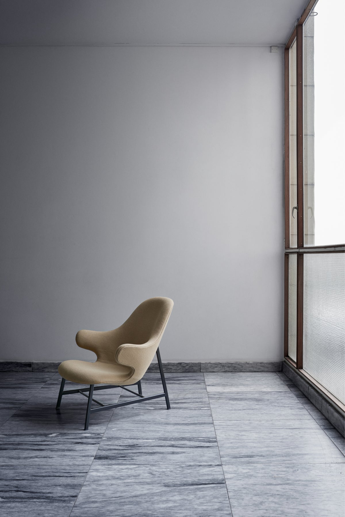 CATCH JH14 upholstered armchair with a black base