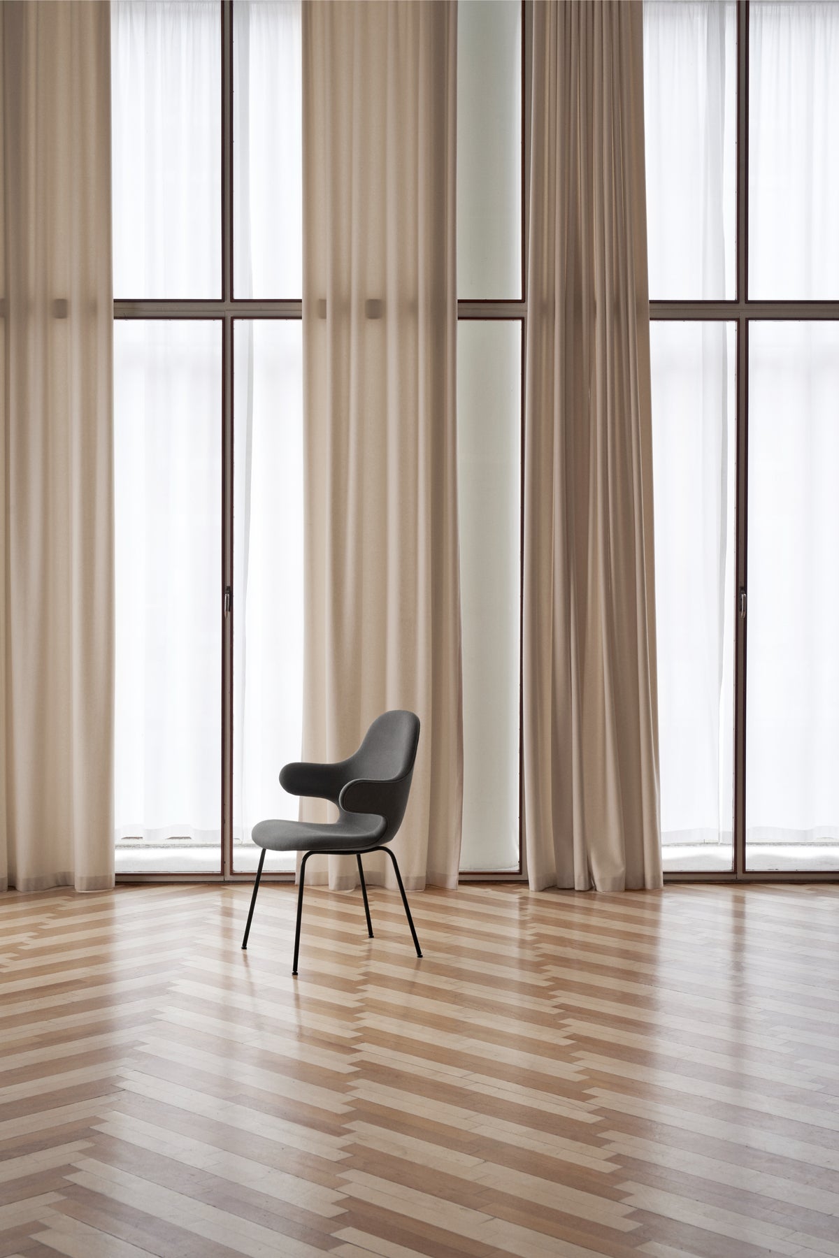CATCH JH15 upholstered chair with a black steel base