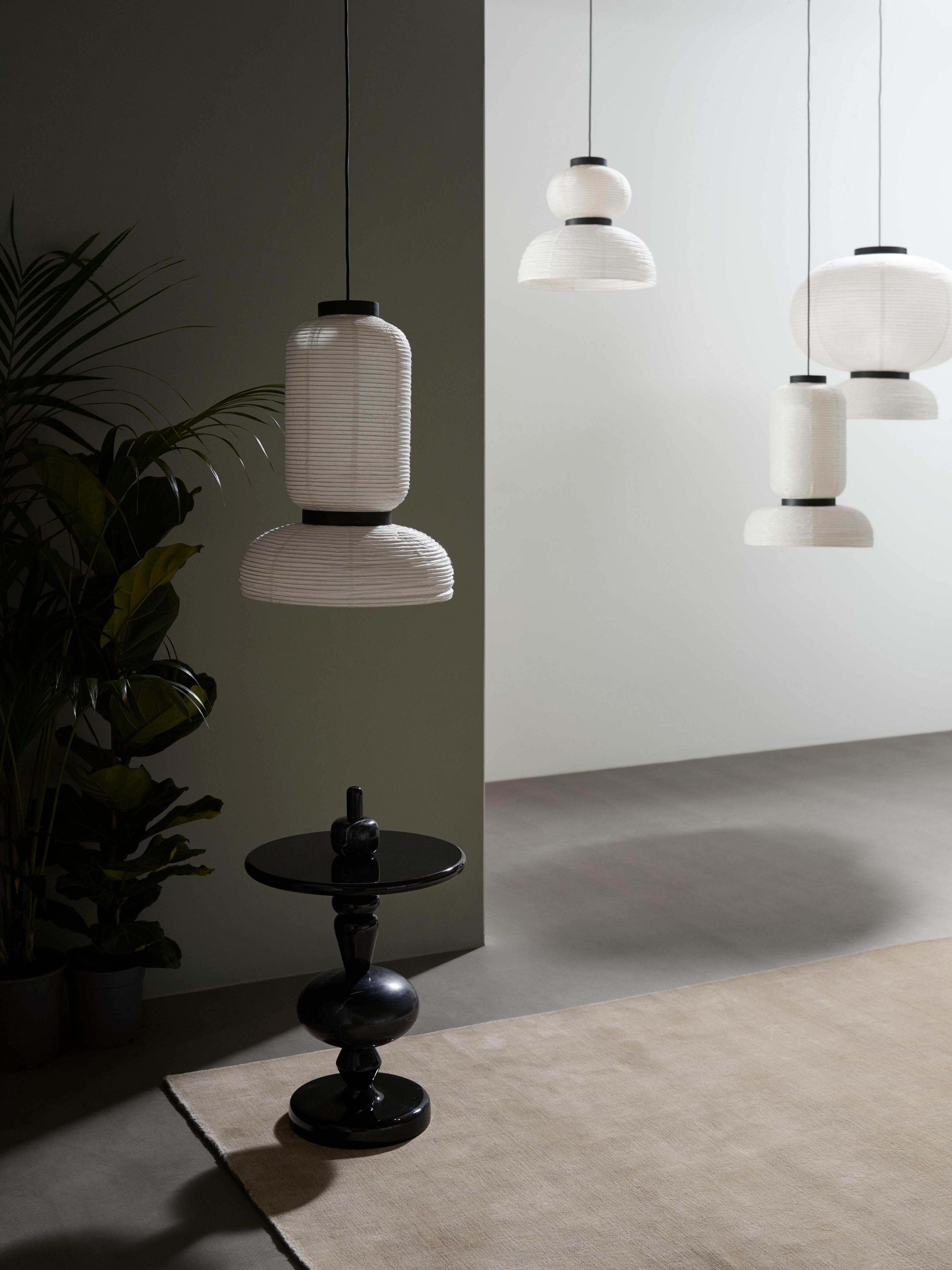 FORMAKAMI JH4 pendant lamp with a white paper shade and black oak finish.